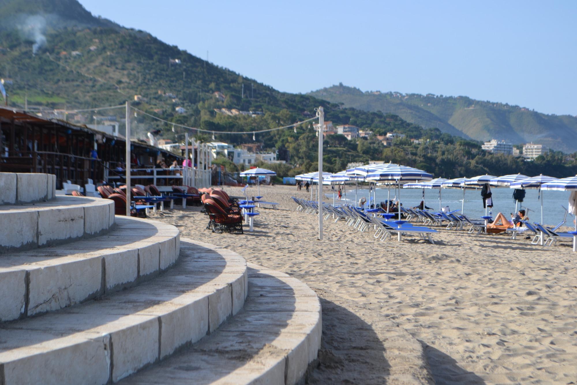 La scalinata del lungomare di Cefalù