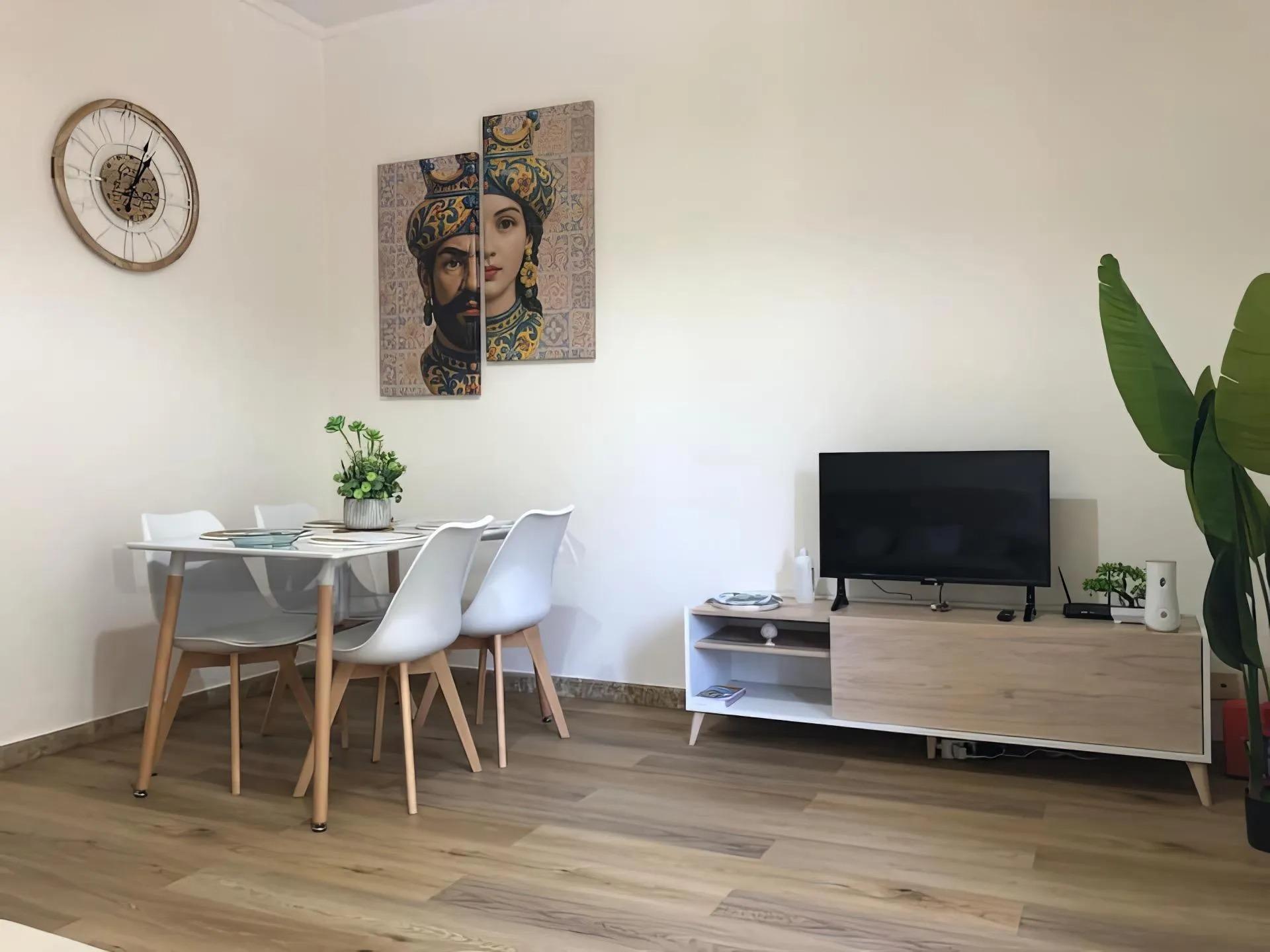 Soggiorno con smart TV e divano