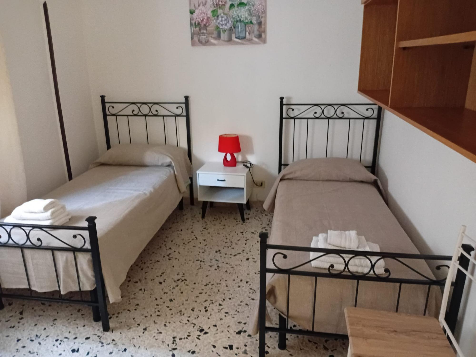 cameretta climatizzata con 2 letti, comodino ed un bellissimo comò d'epoca