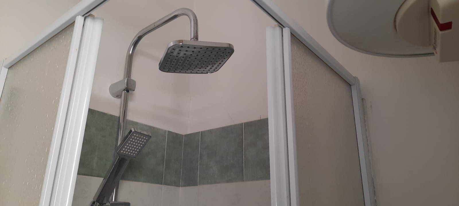 bagno con box doccia, dotata di biancheria e accessori da bagno