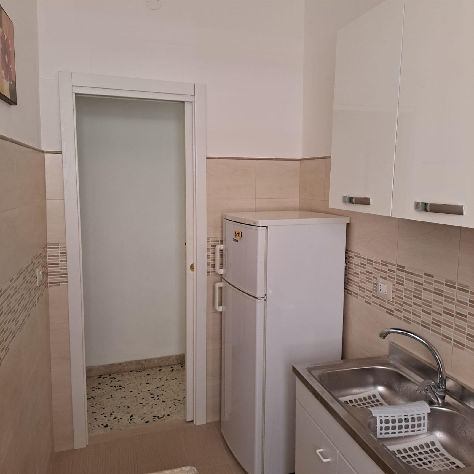 cucina attrezzata con frigo ed angolo cotture completo di suppellettili per poter cucinare