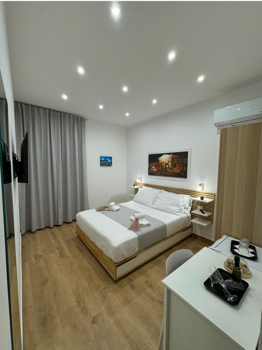 Camera matrimoniale con finestra