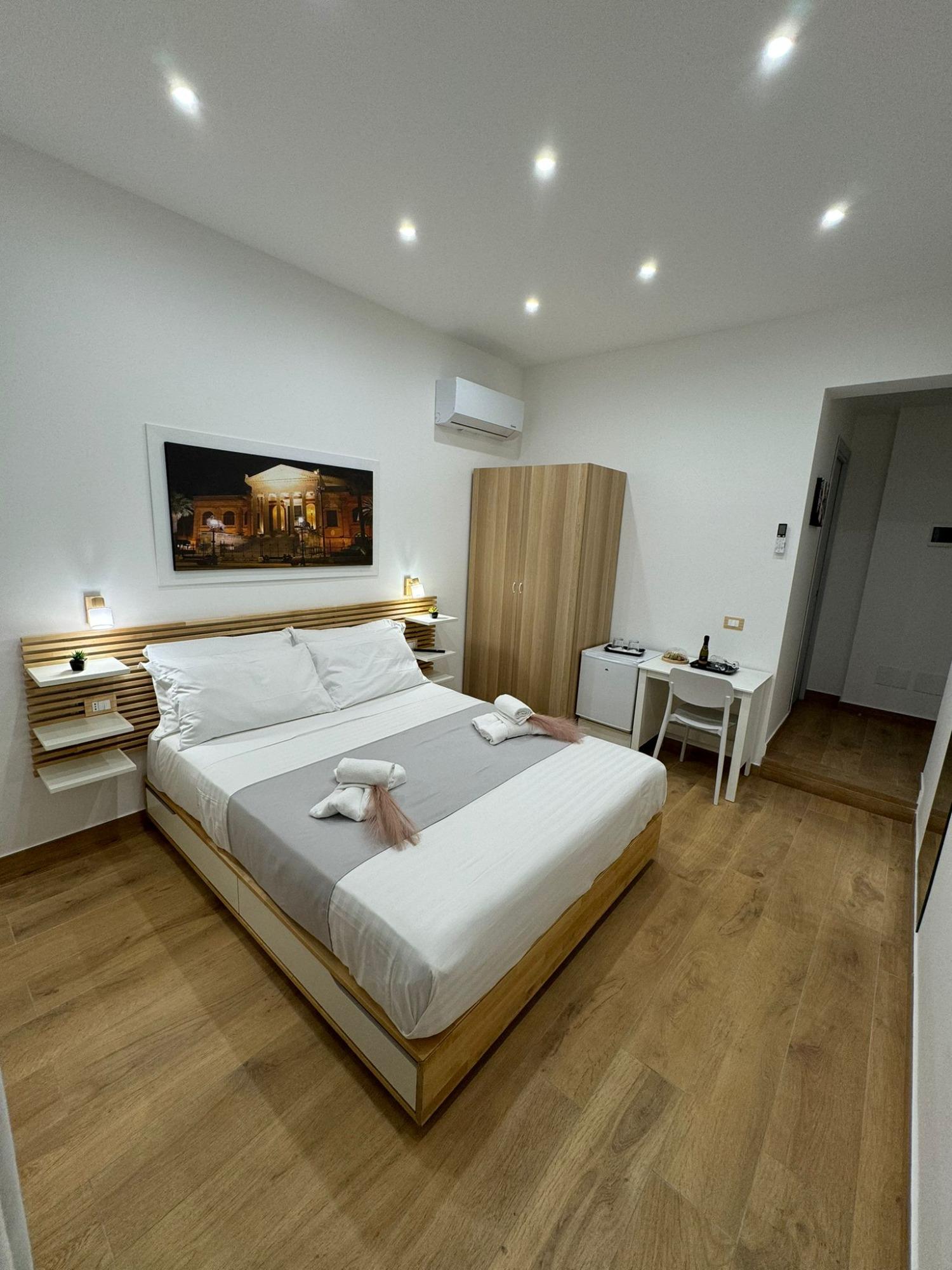 Camera matrimoniale con finestra