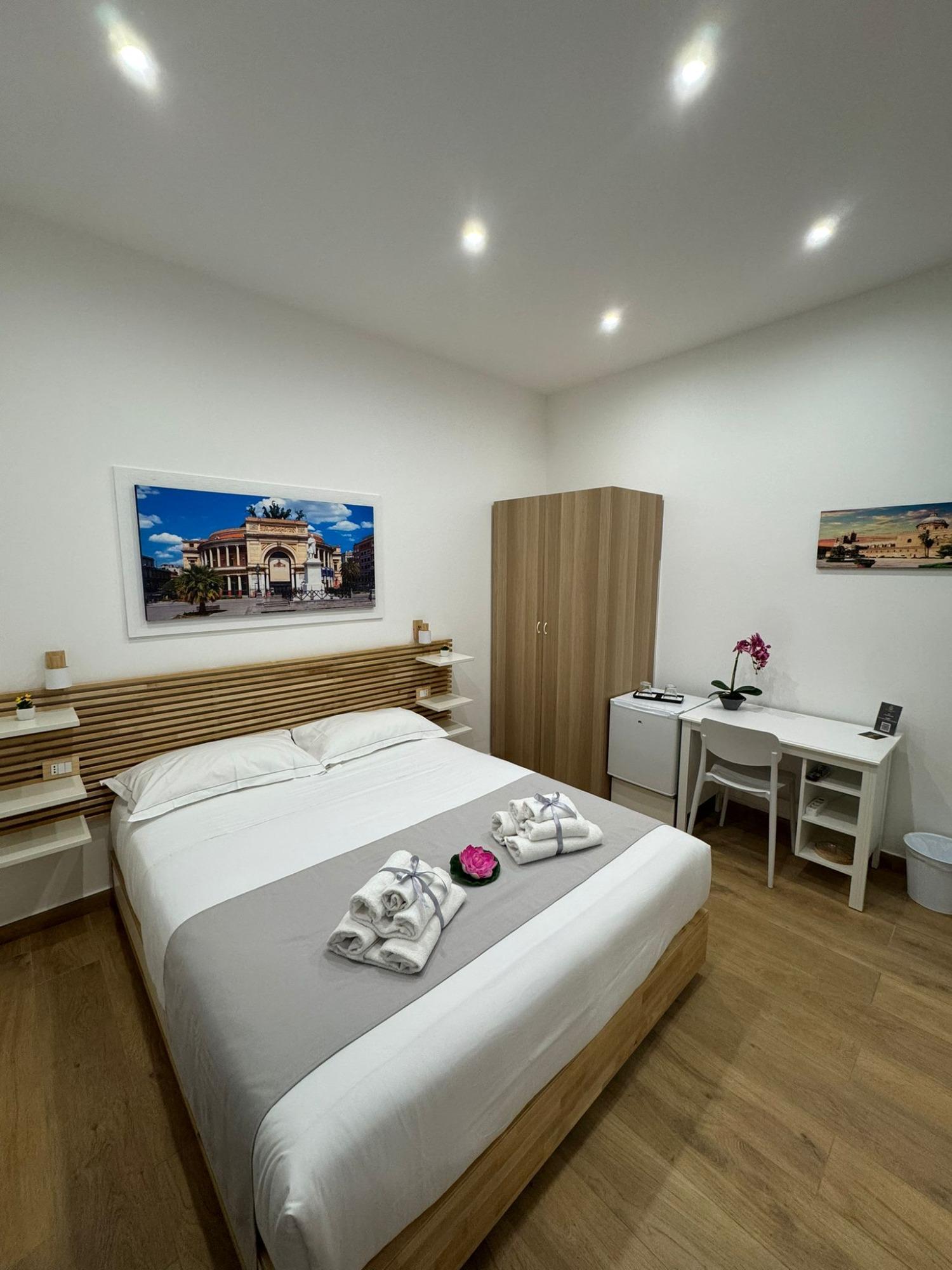 Camera matrimoniale con finestra