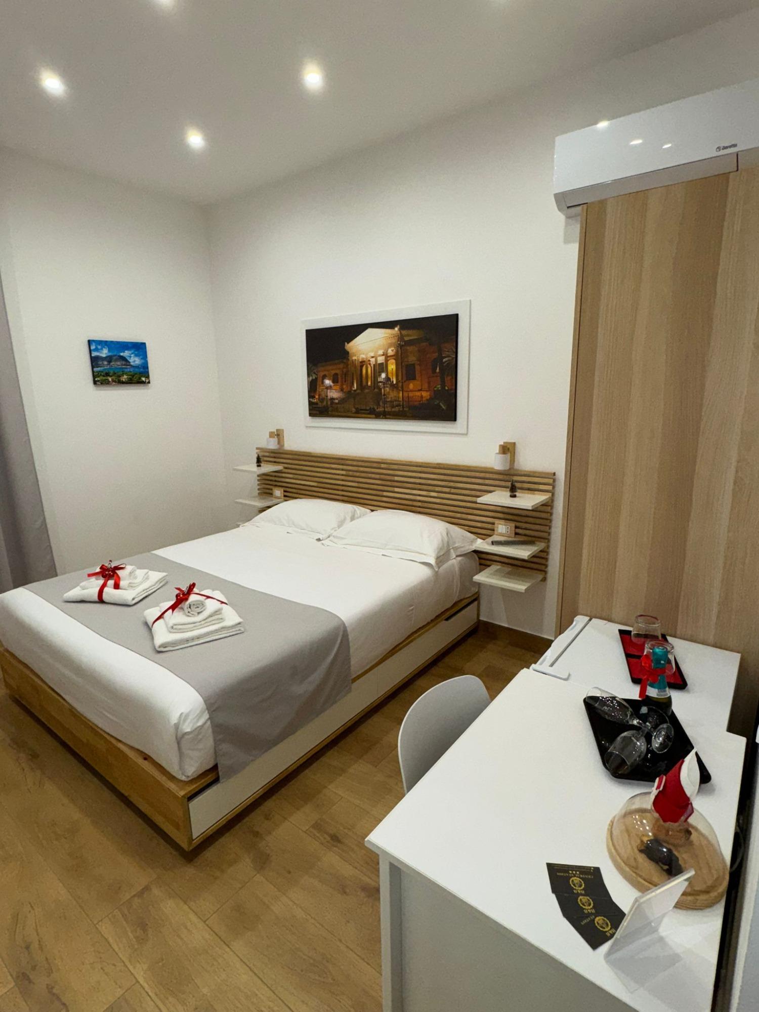 Camera matrimoniale con finestra