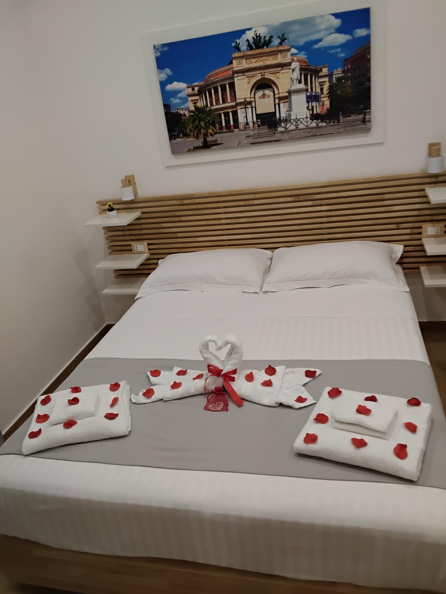 Camera matrimoniale con finestra