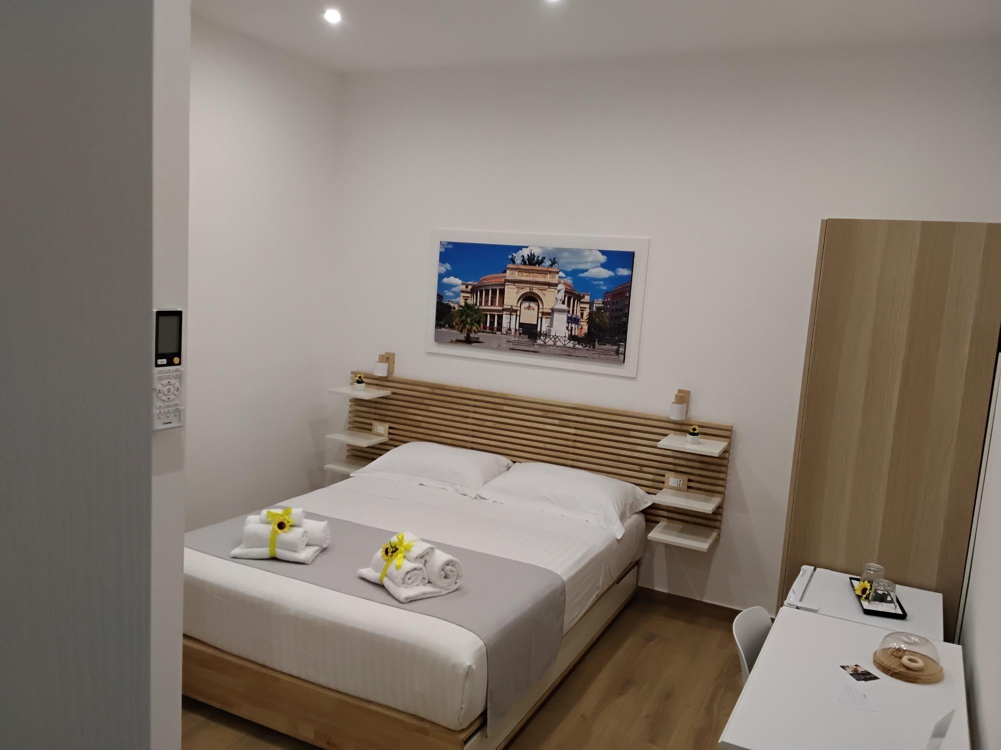 Camera matrimoniale con finestra