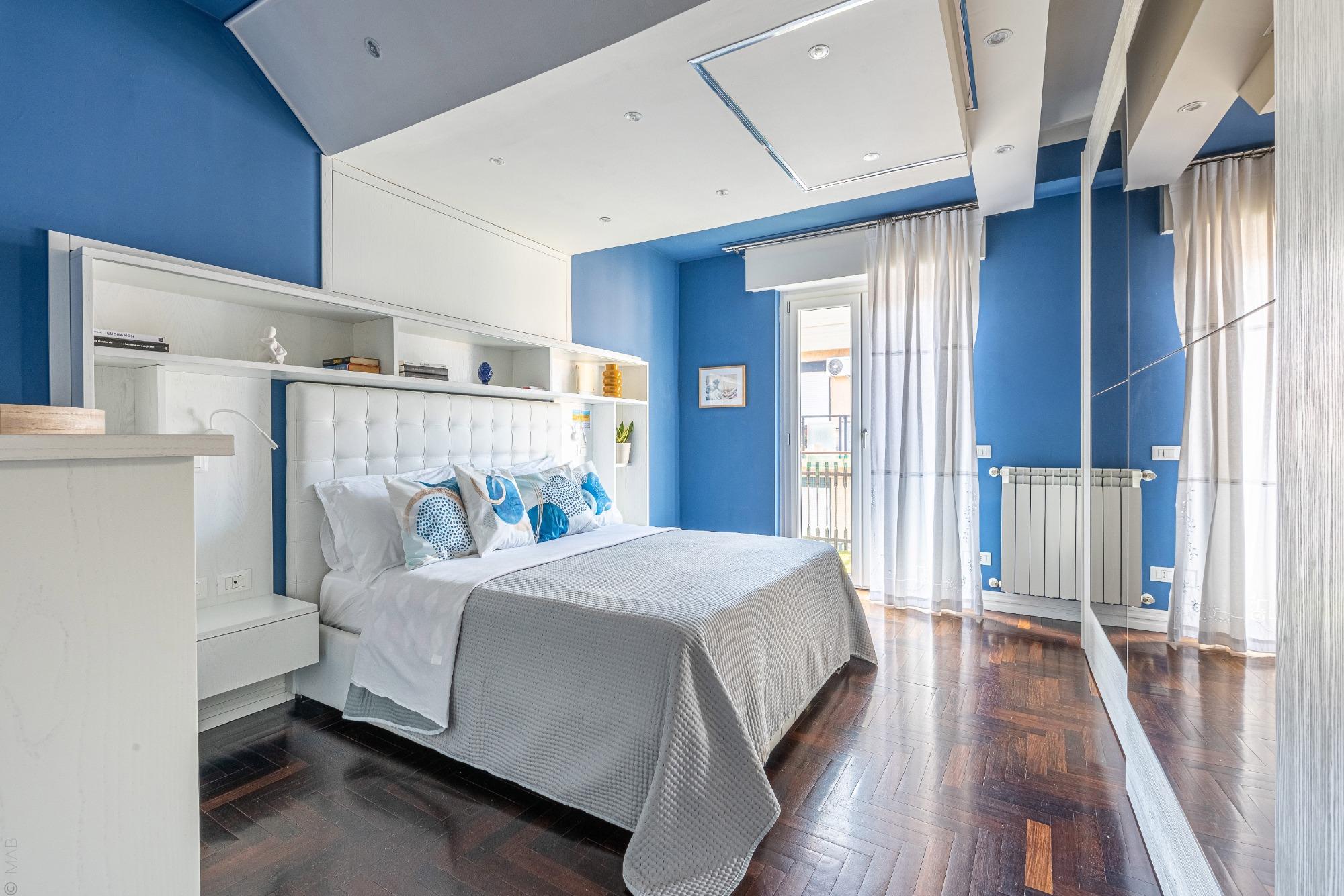 "Luce, design e comfort: la tua camera da letto a Palermo. Un rifugio moderno e luminoso dove ogni dettaglio è pensato per il tuo benessere."