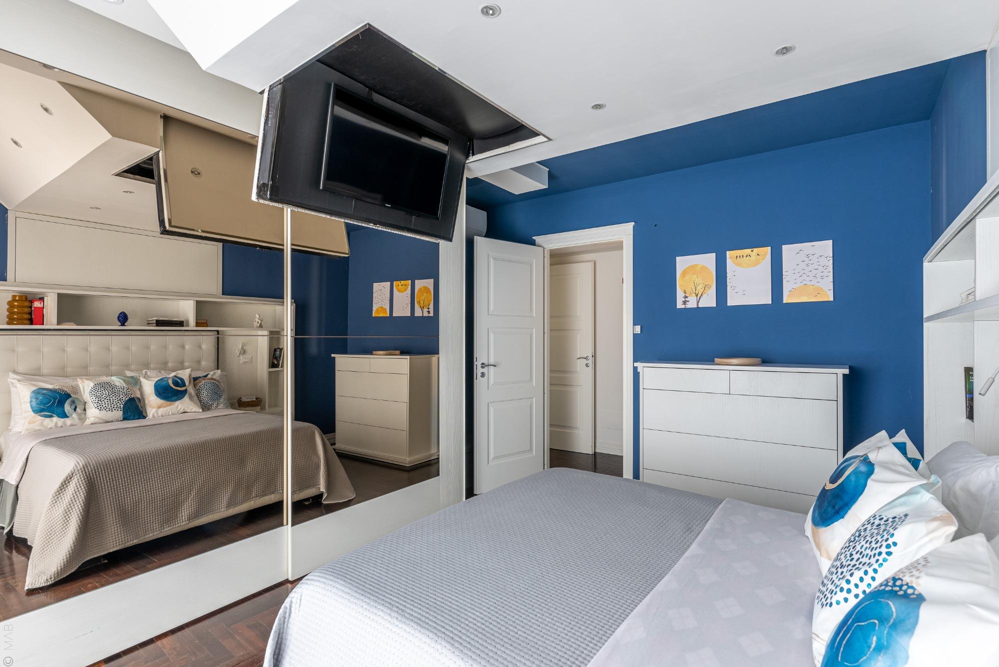 Serata cinema direttamente dal letto? A Sunny Suite la TV scompare nel soffitto per offrirti design pulito e il massimo del comfort tecnologico.