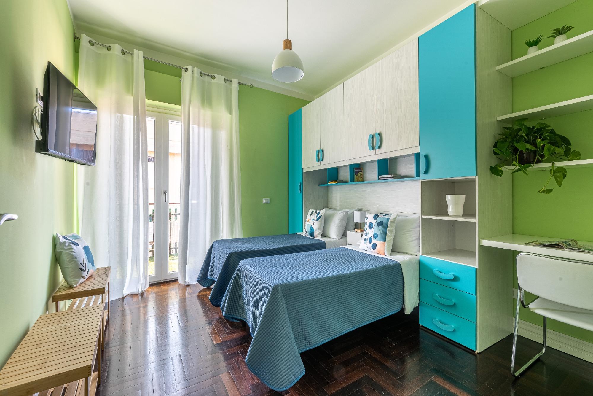 Ideale per bambini o ragazzi: la seconda camera con letti singoli offre colori vivaci e un design giovane. Il rifugio perfetto per tutta la famiglia a