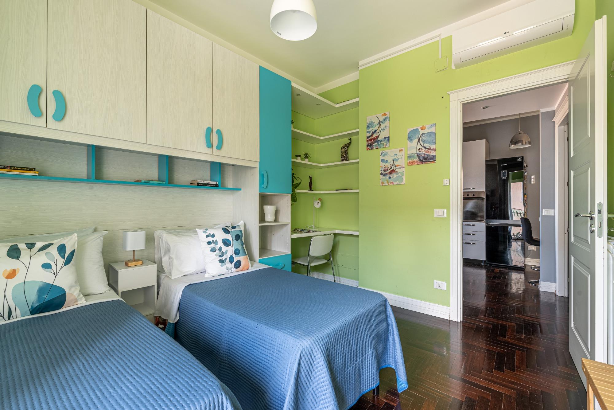 Comfort totale: camera climatizzata con TV a parete e arredi moderni. Uno spazio luminoso e funzionale, pensato per il benessere di ogni ospite a Pale