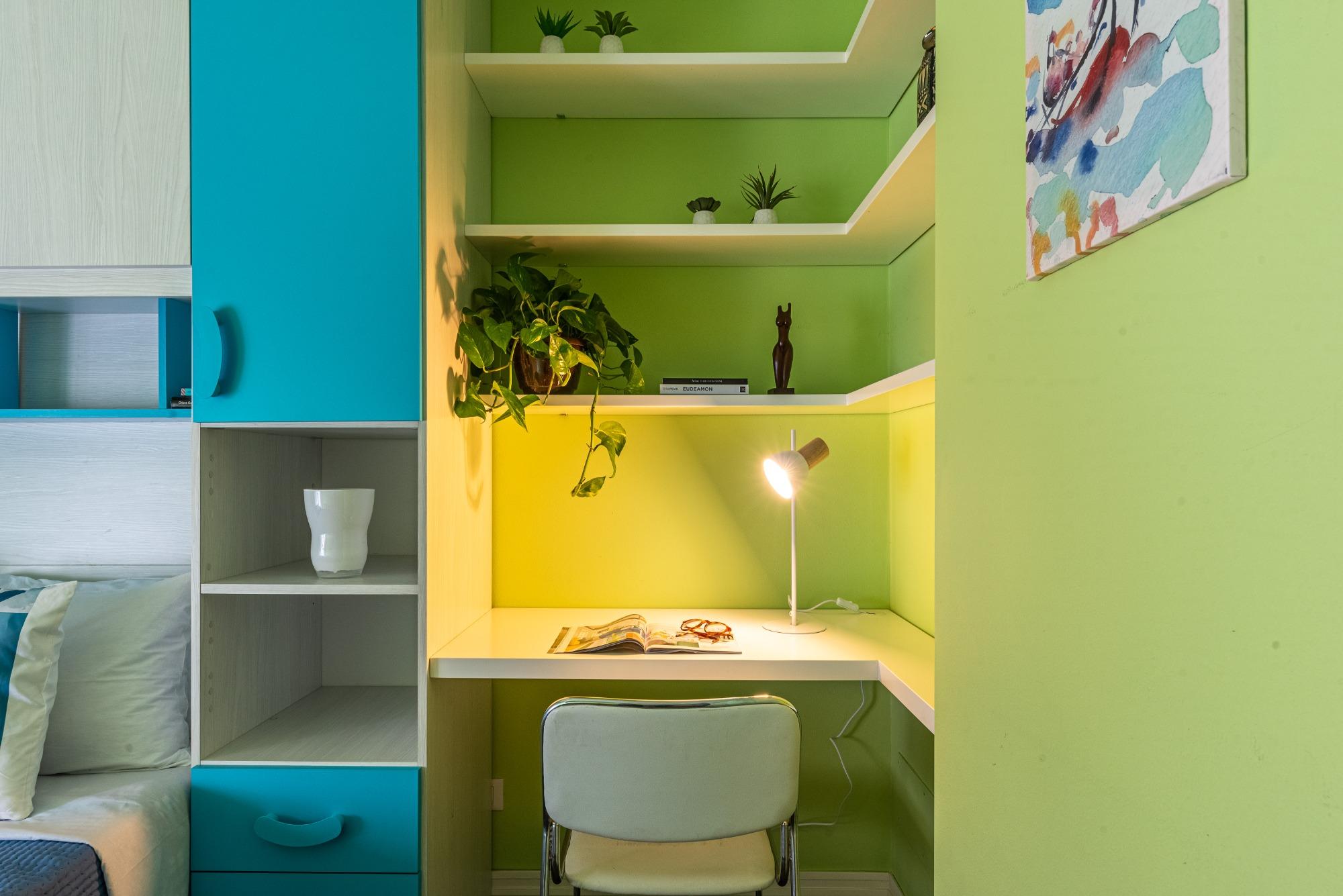 Angolo studio e relax: scrivania con libreria su misura, lampada e dettagli curati. Il posto ideale per leggere o lavorare in tranquillità a Sunny Sui