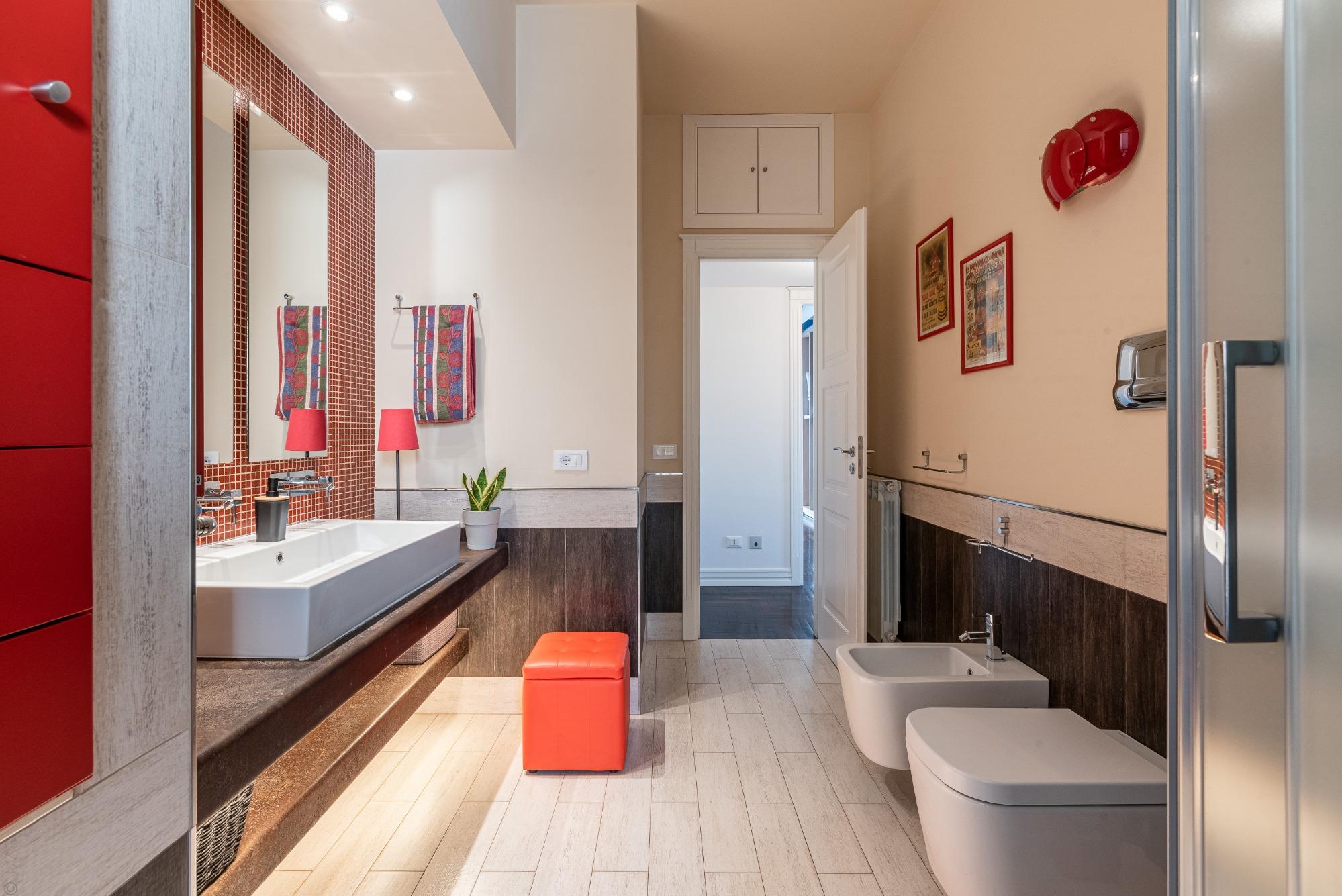 Eleganza e spazio: il nostro ampio bagno moderno unisce design raffinato e massimo comfort. Il luogo ideale per rigenerarsi dopo una giornata a Palerm