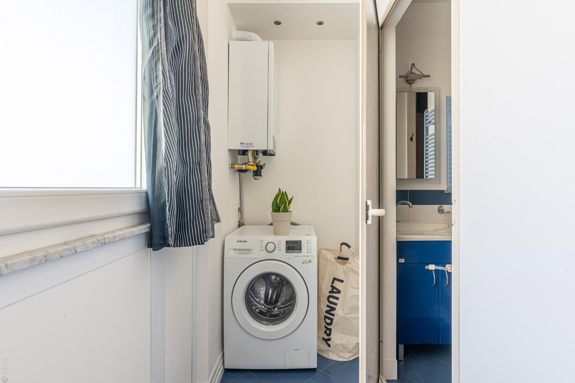 Massima praticità per il tuo soggiorno: la nostra veranda chiusa ospita una lavanderia completa di lavatrice e pilozza, ideale per ogni tua esigenza d