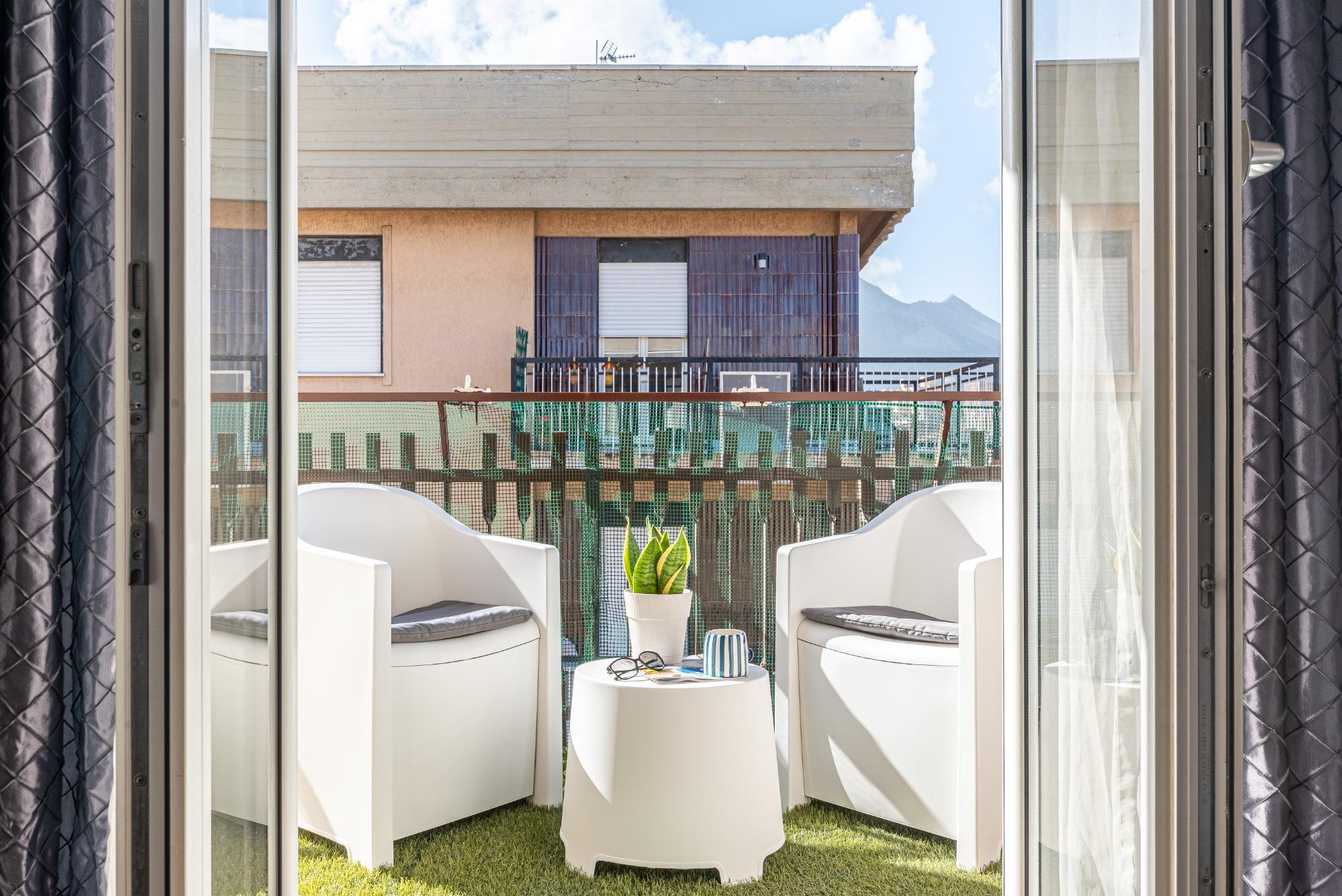 Un caffè in balcone? Il nostro salottino esterno è il luogo ideale per un momento di relax. Goditi il sole di Palermo tra le poltroncine, un buon libr