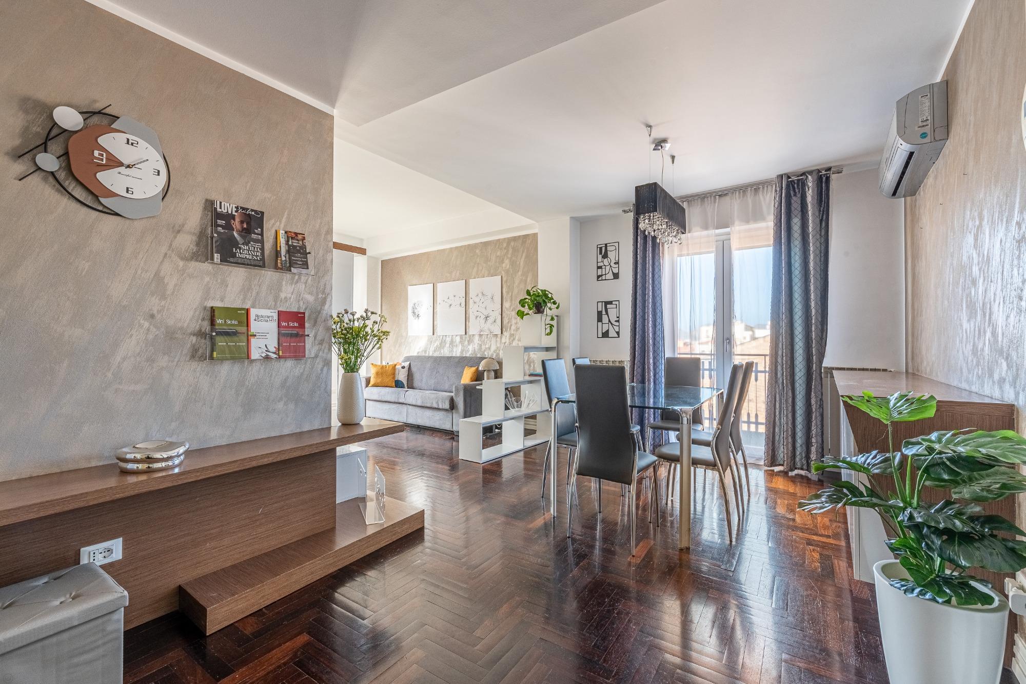 Ingresso sobrio ed elegante: un ambiente spazioso che accoglie gli ospiti con un tavolo da pranzo per 6 persone. Perfetto per momenti conviviali in fa