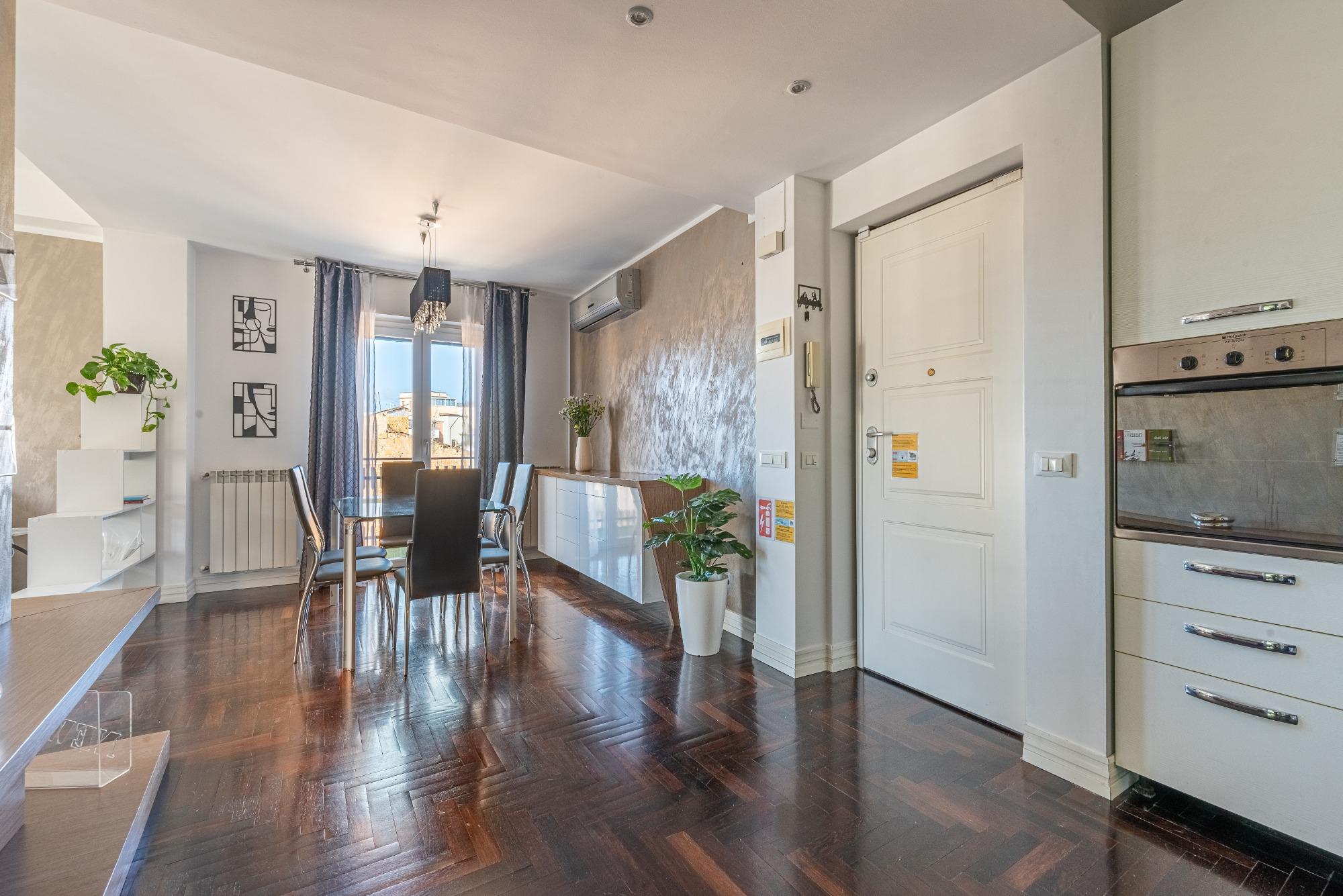 Ingresso di design: lo stile sobrio incontra l'originalità dello sparecchia tavola su misura. Un dettaglio unico che unisce eleganza e praticità a Sun