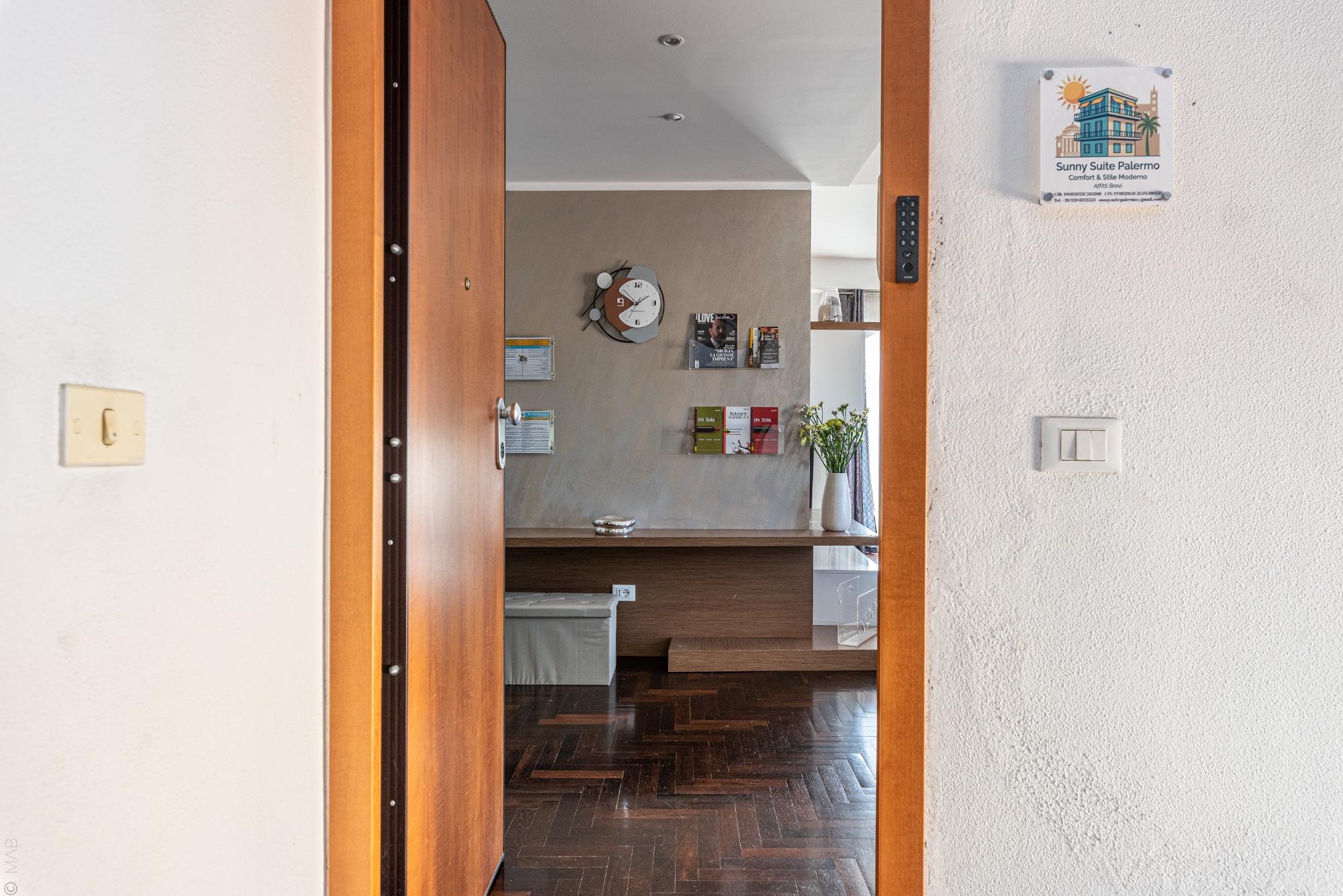 Benvenuti! L’ingresso svela un design curato con orologio di stile e materiali turistici pronti per voi. Tutto il necessario per esplorare Palermo a p