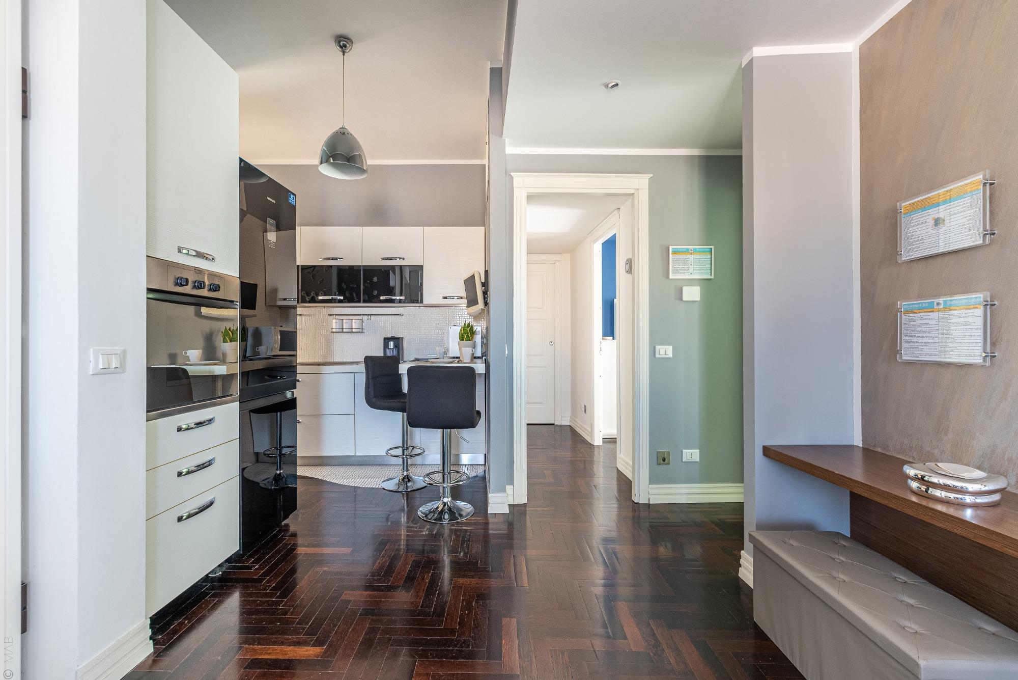Layout funzionale: la cucina moderna è perfettamente collegata all'ingresso e alle camere. Un ambiente fluido e spazioso per muoversi in totale libert