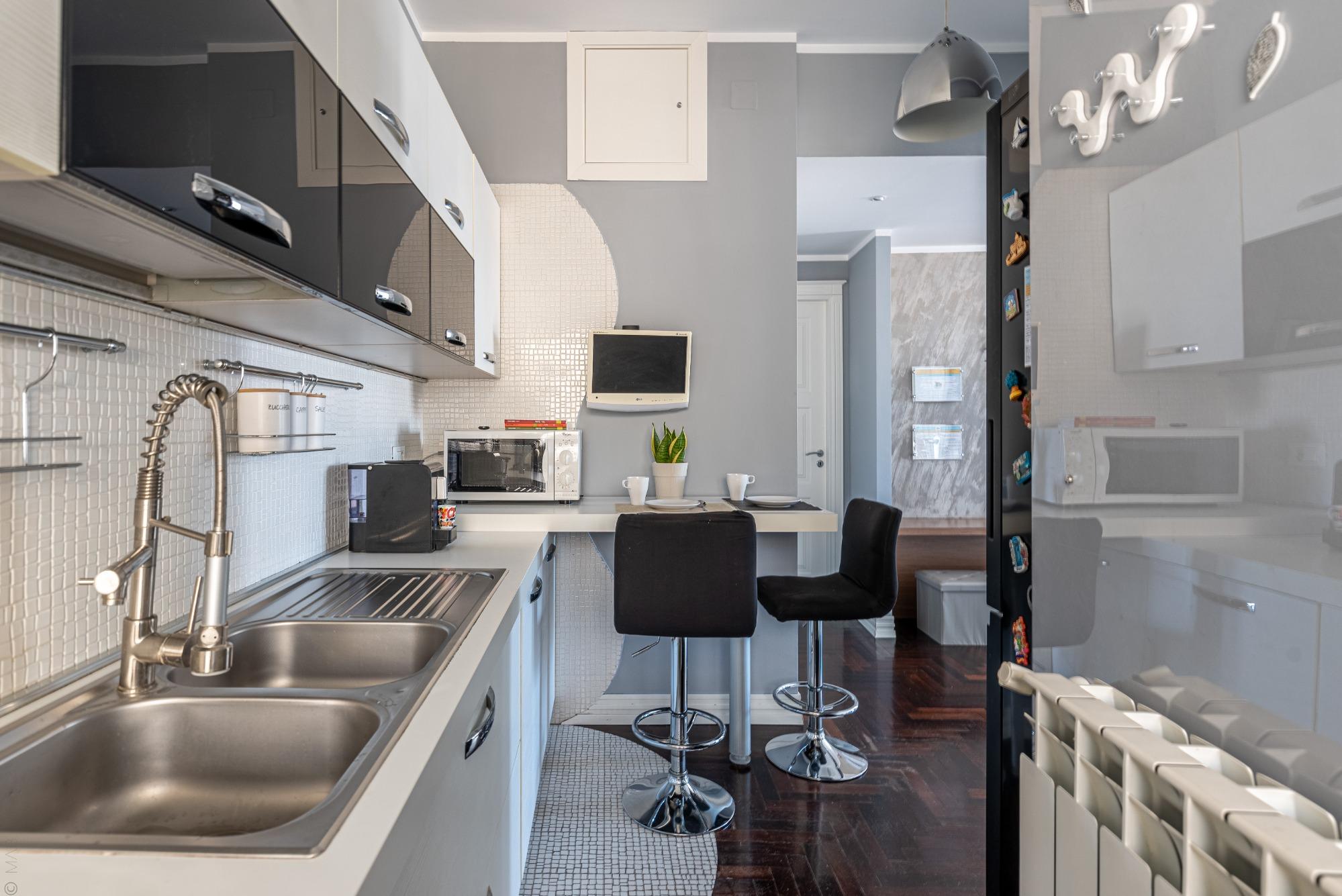 Tutto a portata di mano: penisola per i tuoi drink, microonde, mini TV e macchina del caffè. La nostra cucina è pronta per ogni tuo desiderio.