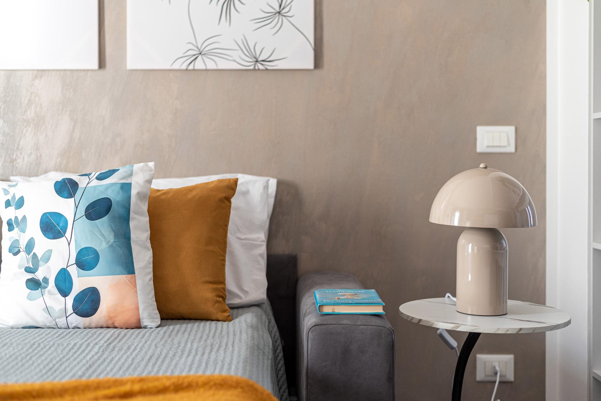 Dettagli di stile: esplosione di colori tra morbidi cuscini e luci soffuse. L’angolo ideale per una lettura serale avvolti dal design moderno di Sunny