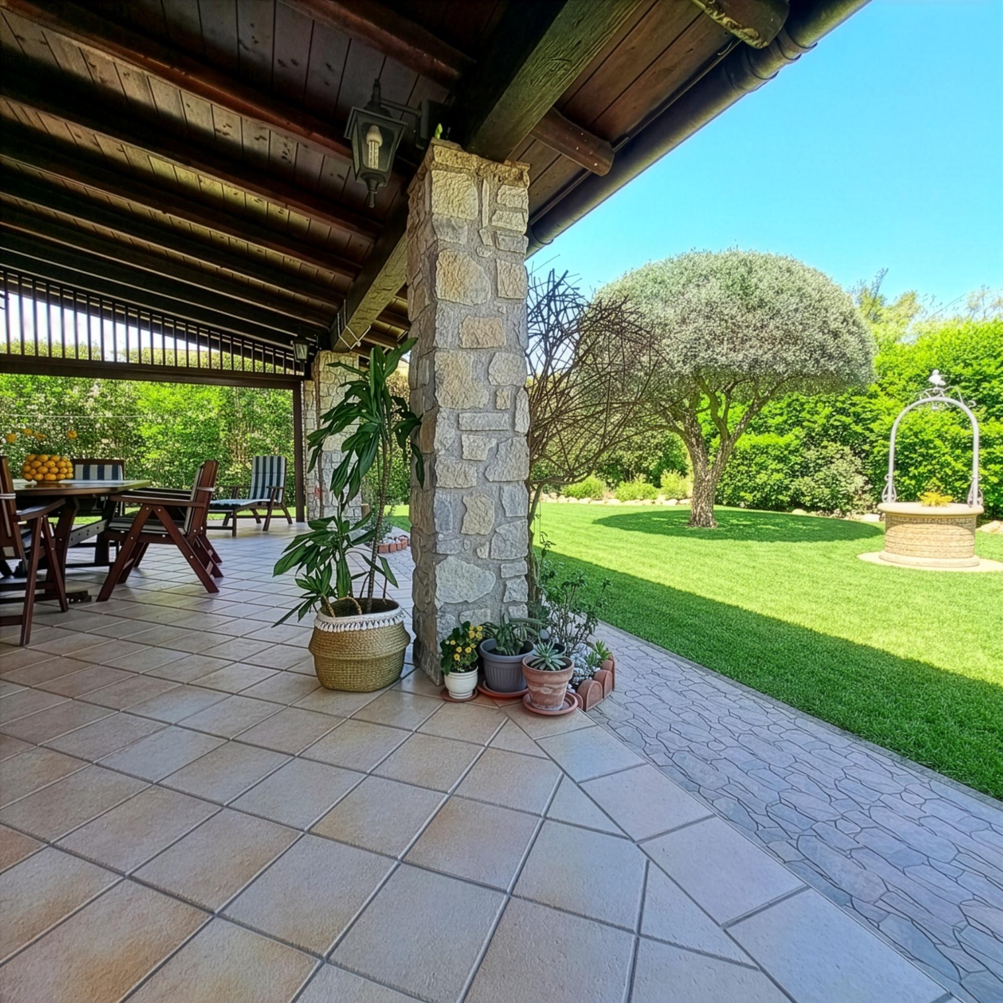 Vista veranda e giardino