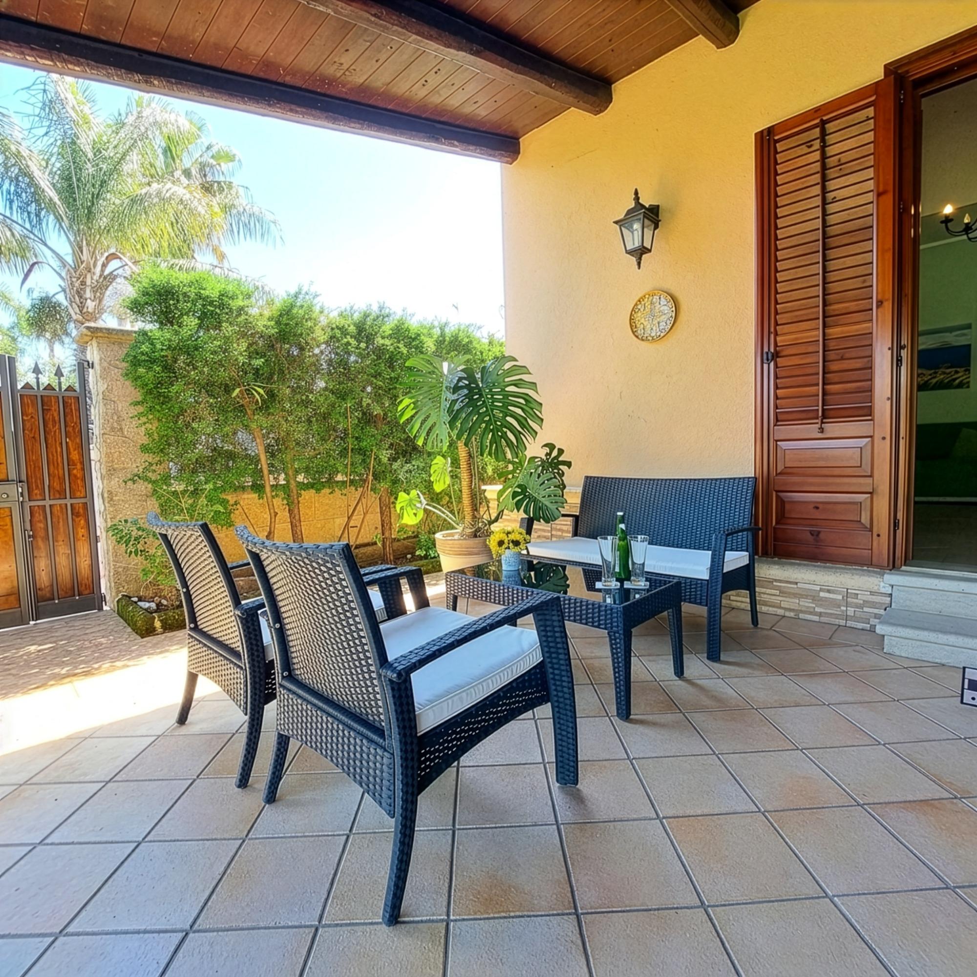 Vista veranda con salottino esterno
