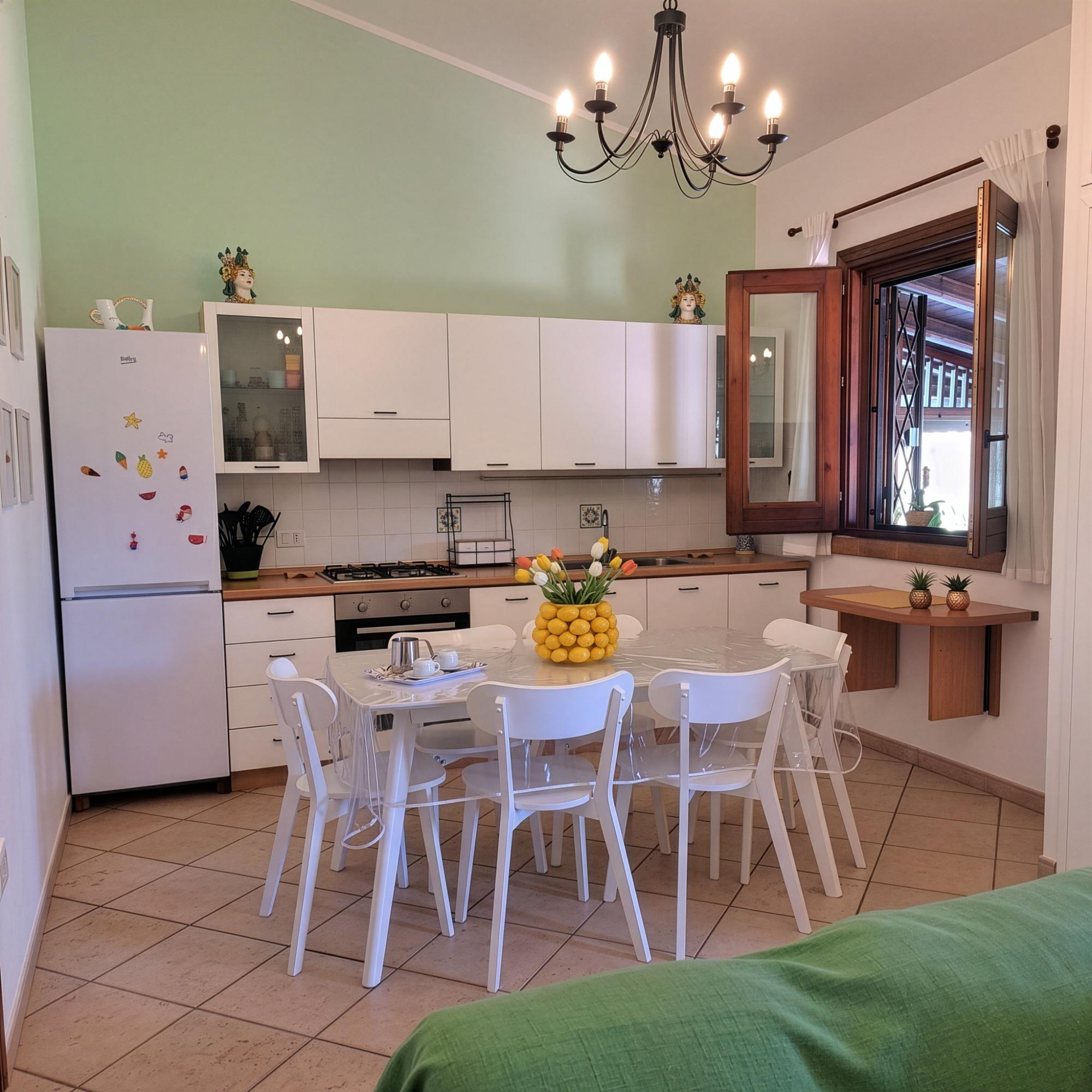 Vista cucina con tavolo a sei posti