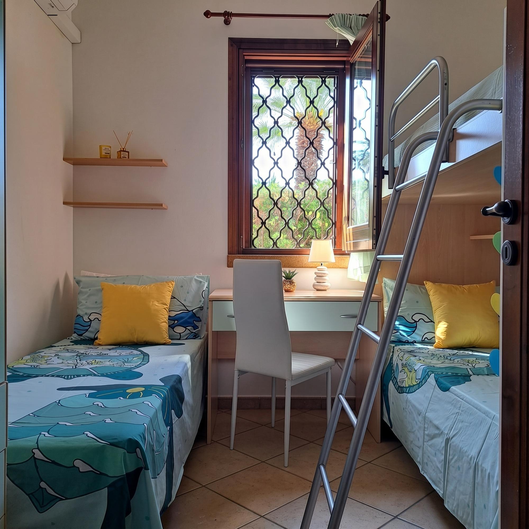 Prima cameretta con lettini singoli
