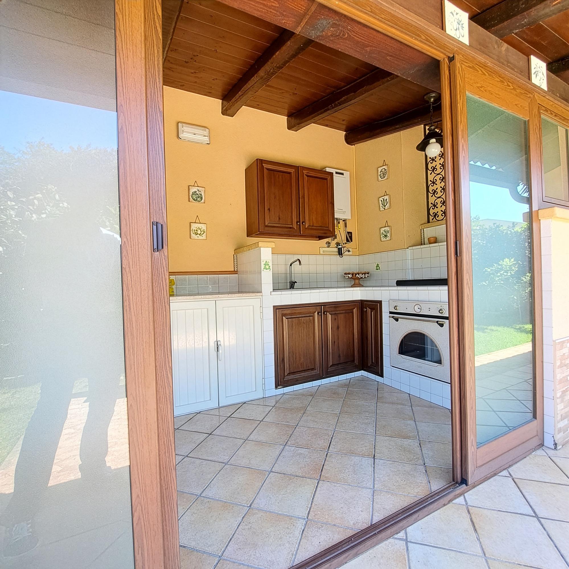 Cucina esterna con forno a gas