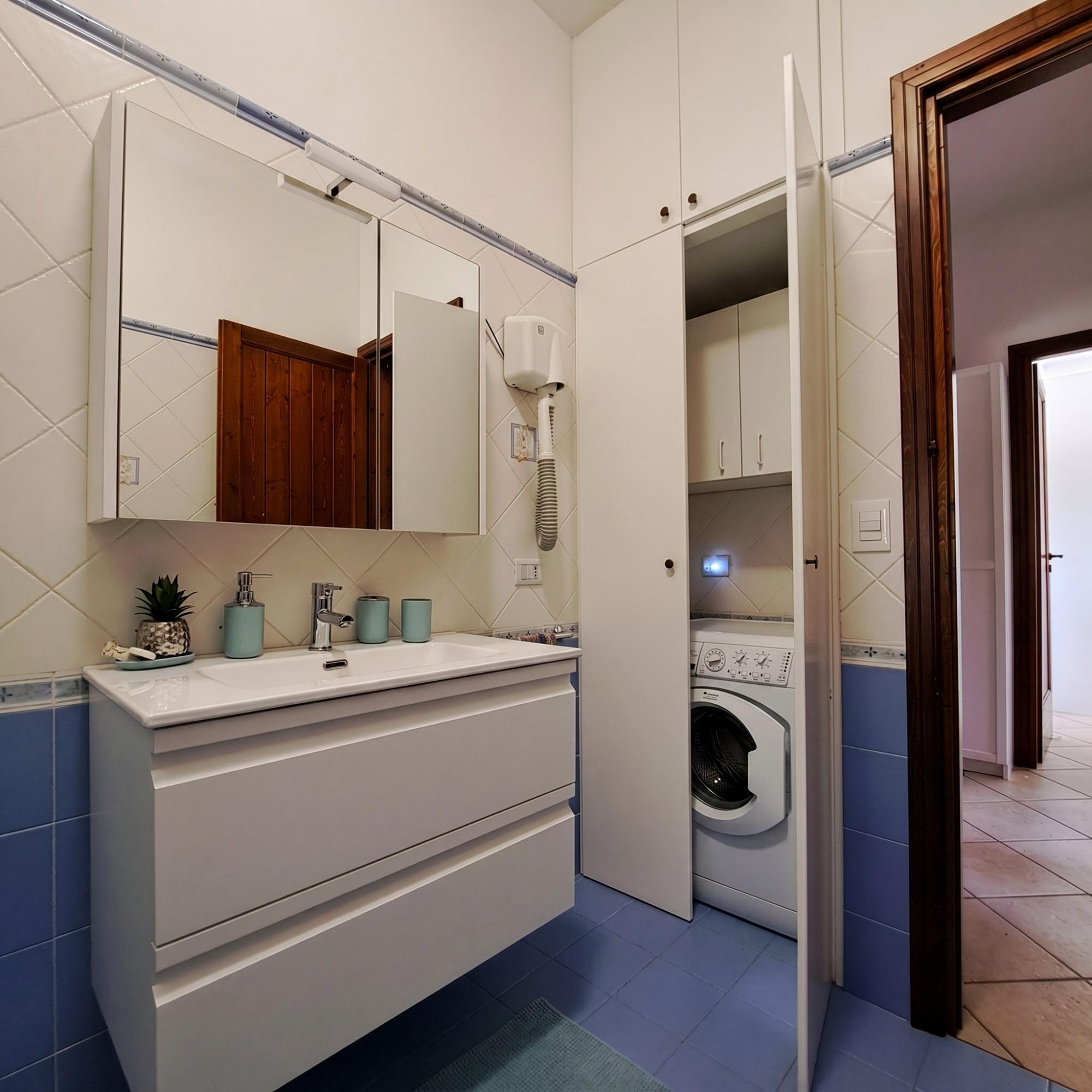 Vista bagno principale interno con angolo lavanderia