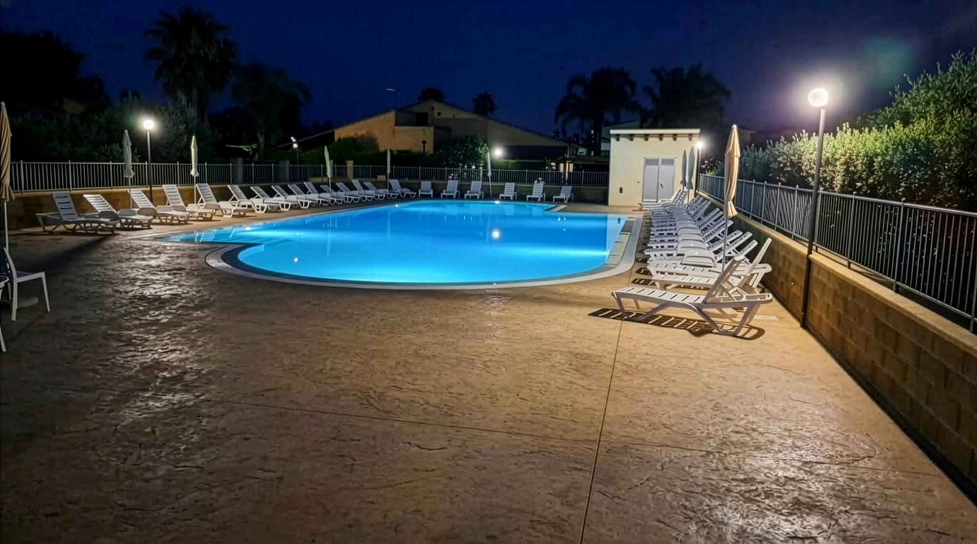 Vista della piscina del nostro residence "Country Village" in notturna