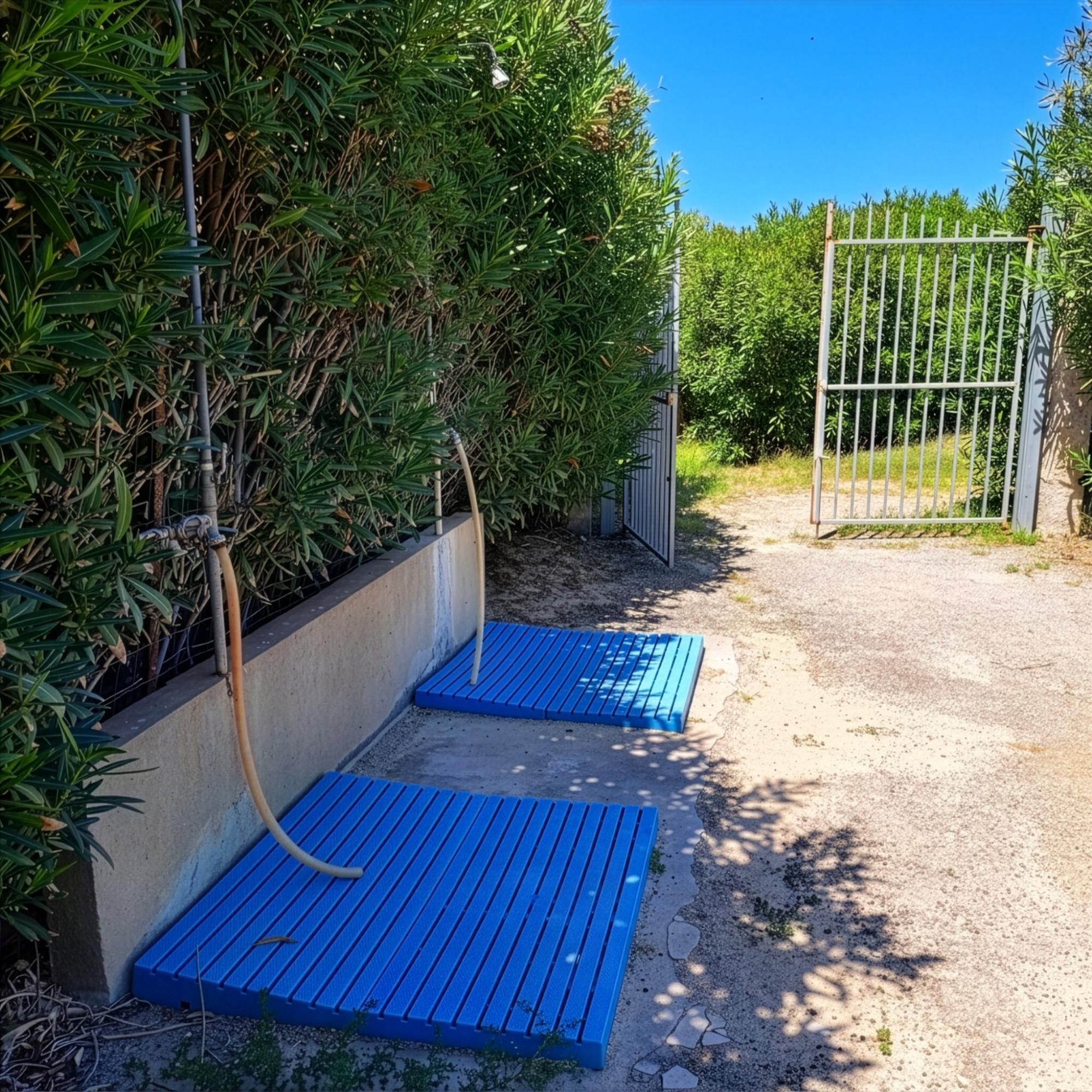 Vista docce private prima dell'accesso alla spiaggia del nostro residence "Country Village"