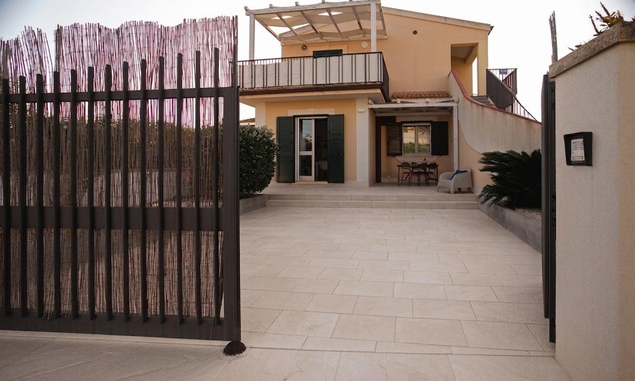 Esterno - ingresso