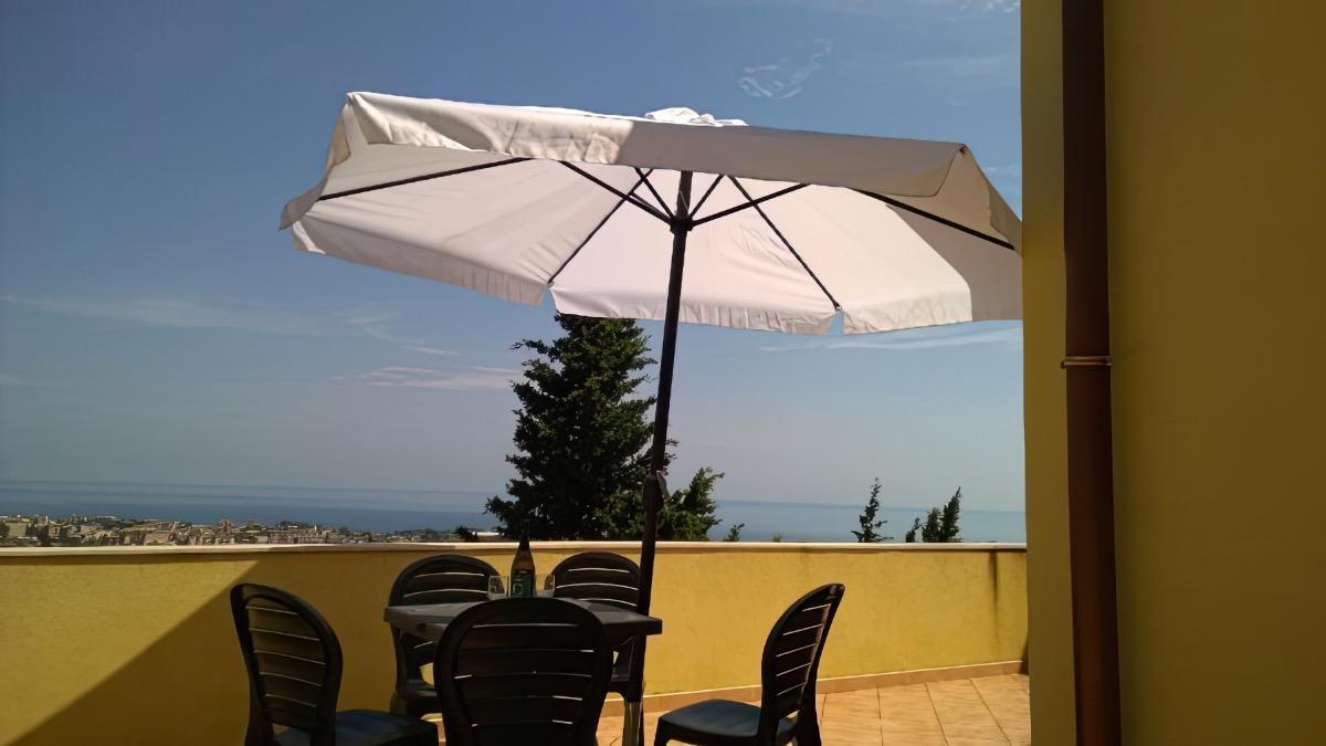 Ampio terrazzo appartamento superior