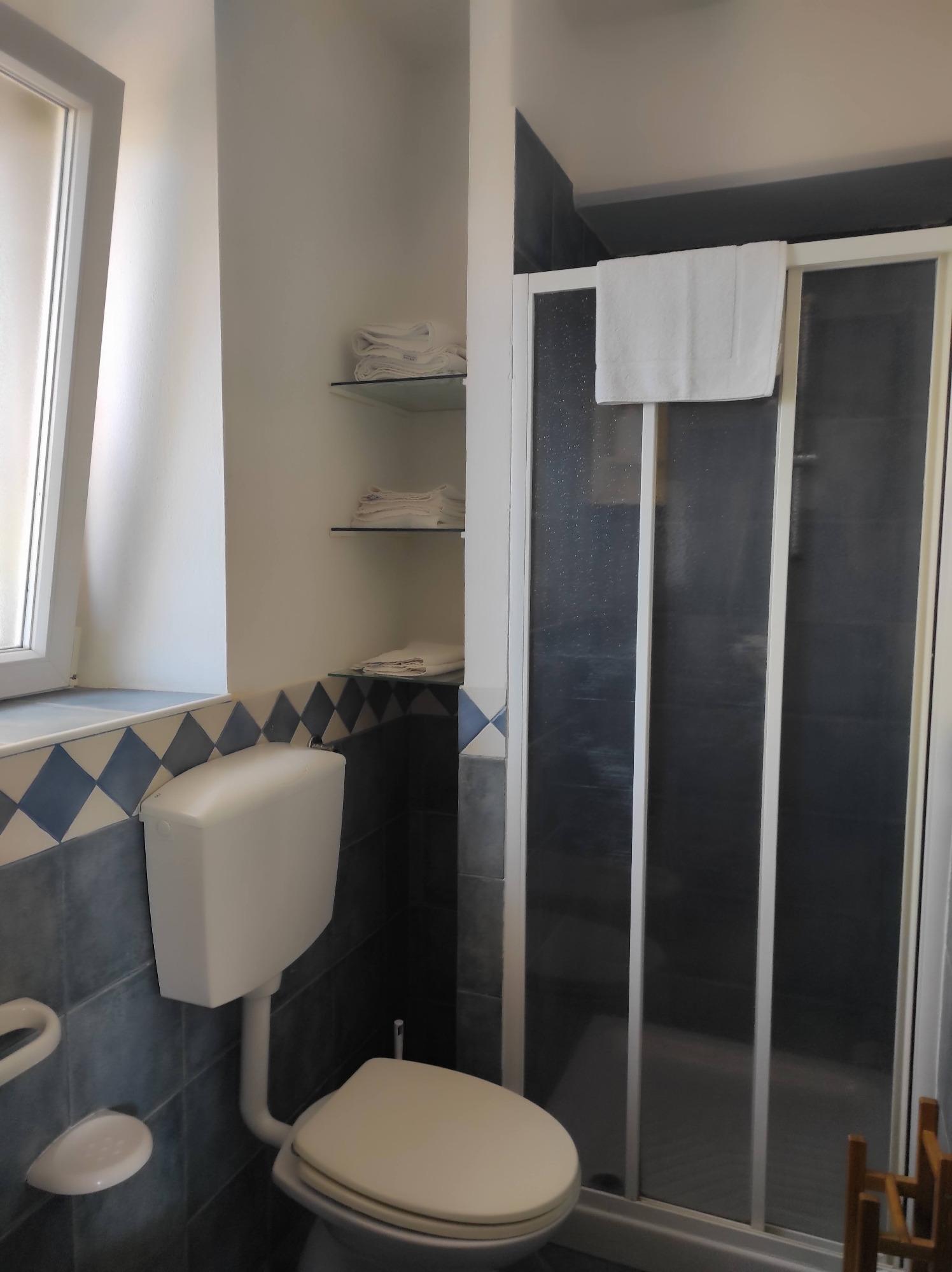 bagno camera vista giardino