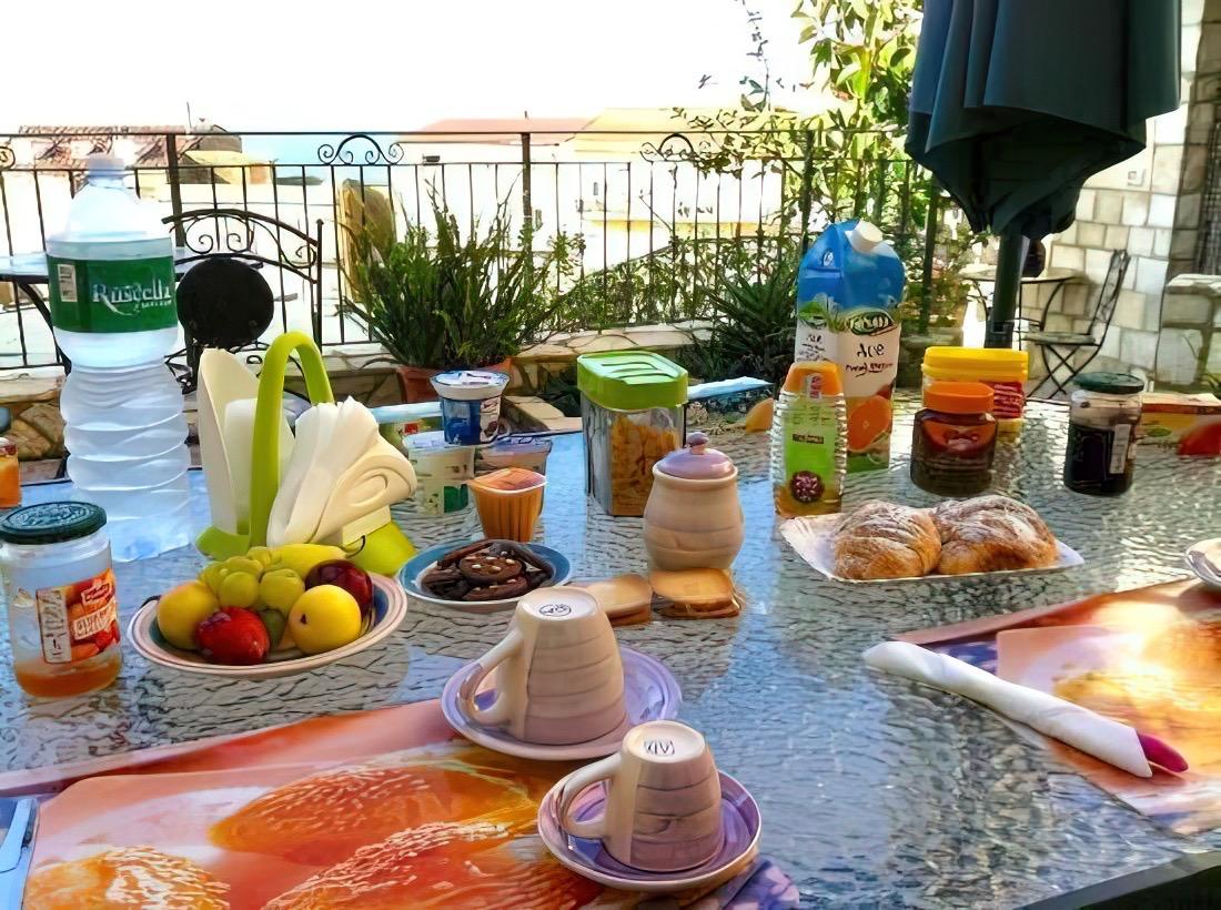 La colazione di B&B DON ANGELO MIRAMARE