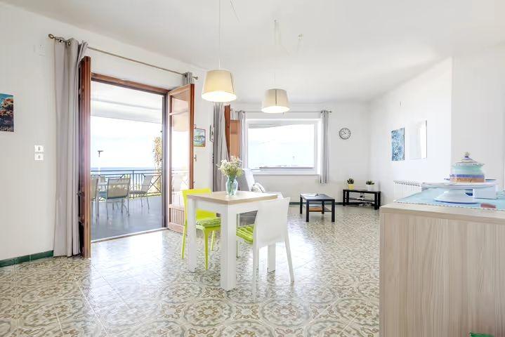 Salone e apertura vista sull'isolotto