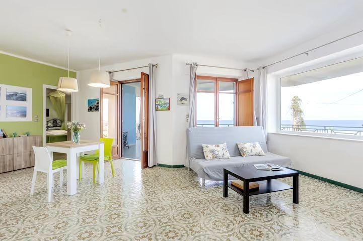 Il nostro salone, con finestra vista isolotto