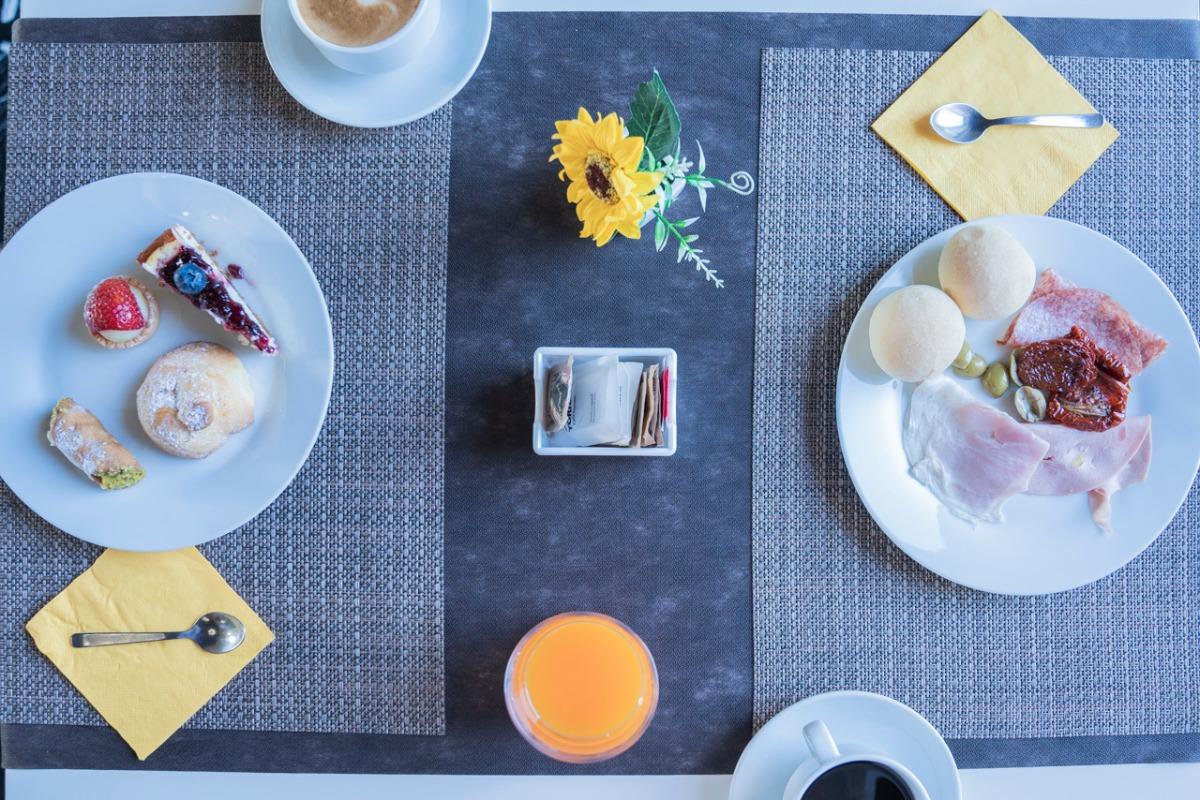 La colazione di ETNA SUITE ROOMS