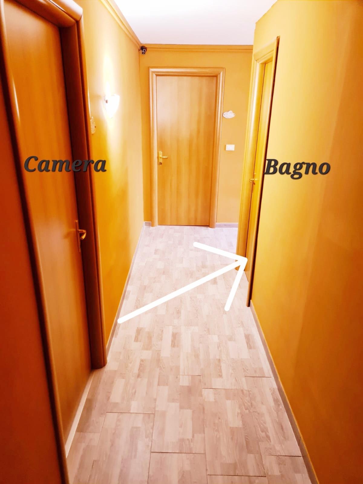 Bagno esterno privato ( si trova di fronte alla camera come da foto)