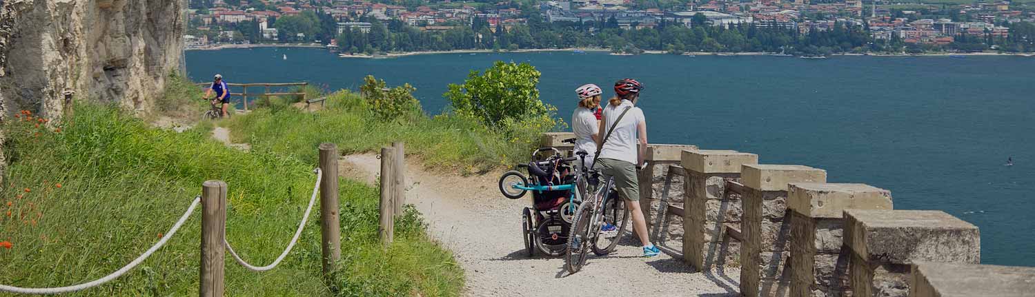 Riva del Garda - panorama del lago e mountain bike