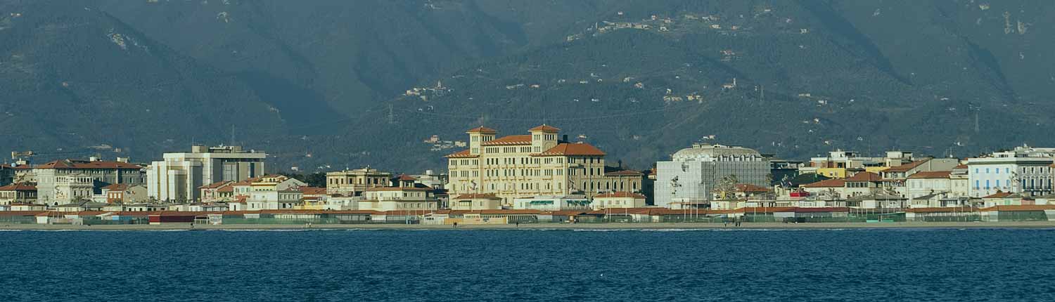 Viareggio - Panorama della città e delle Alpi Apuane