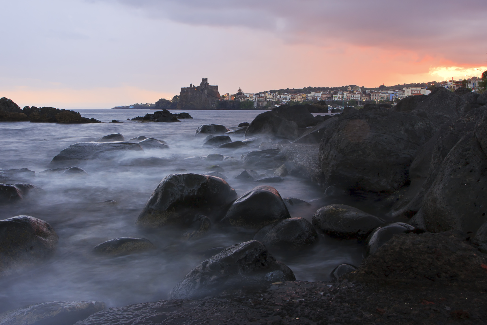 Aci Castello al tramonto ©Fotolia