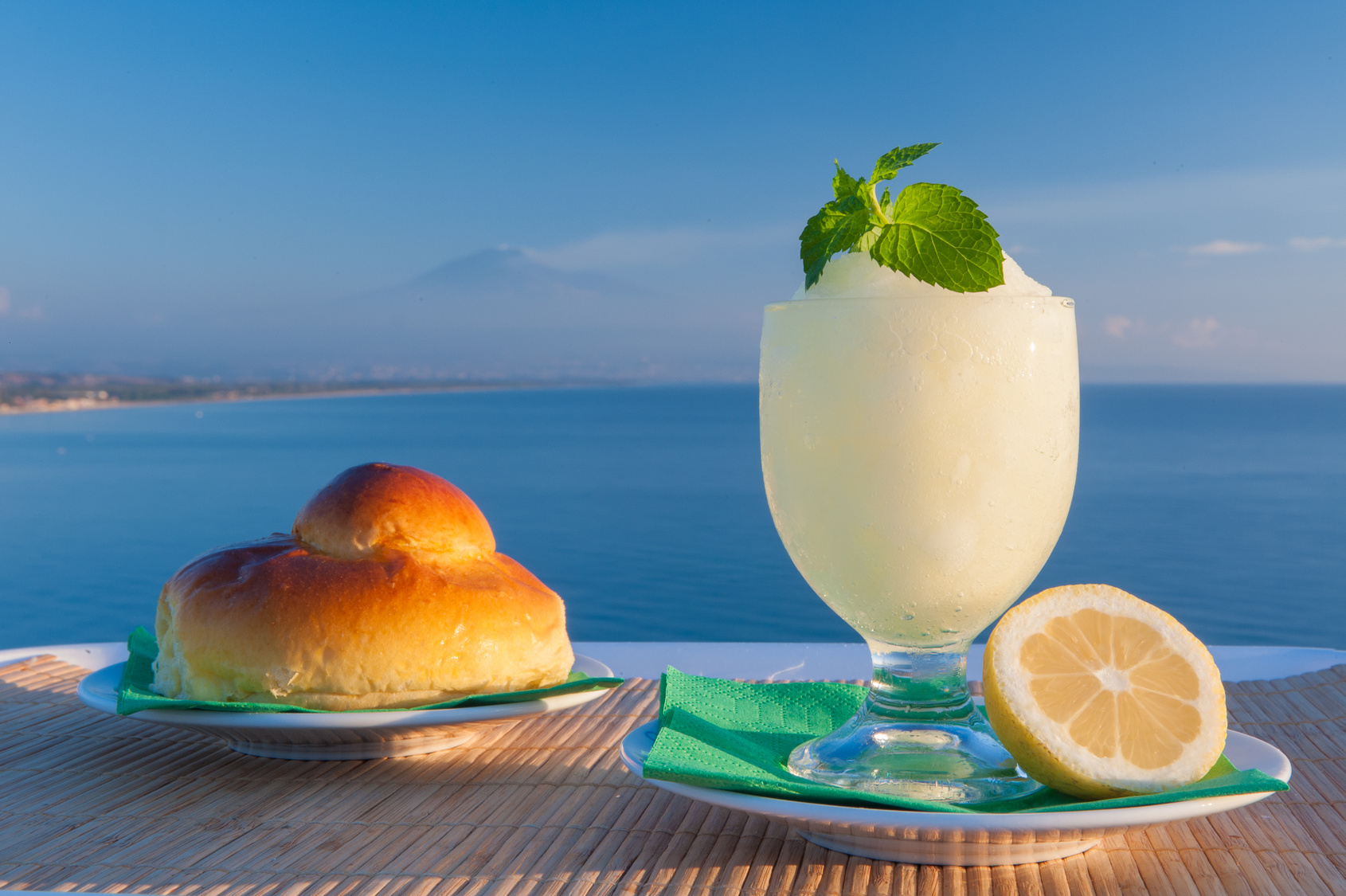 Granita e brioche - Granita e brioche con sfondo dell'Etna ripresa da Agnone Bagni