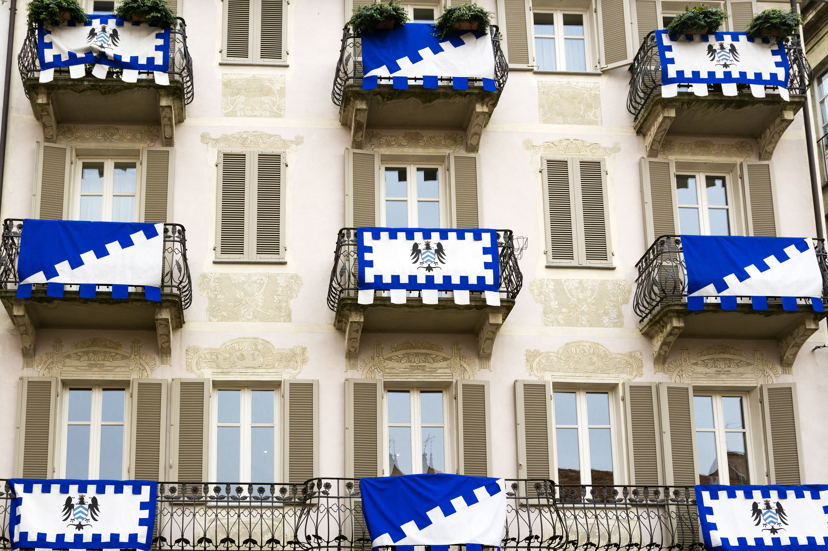 Alba - facciata di un antico palazzo decorato - 