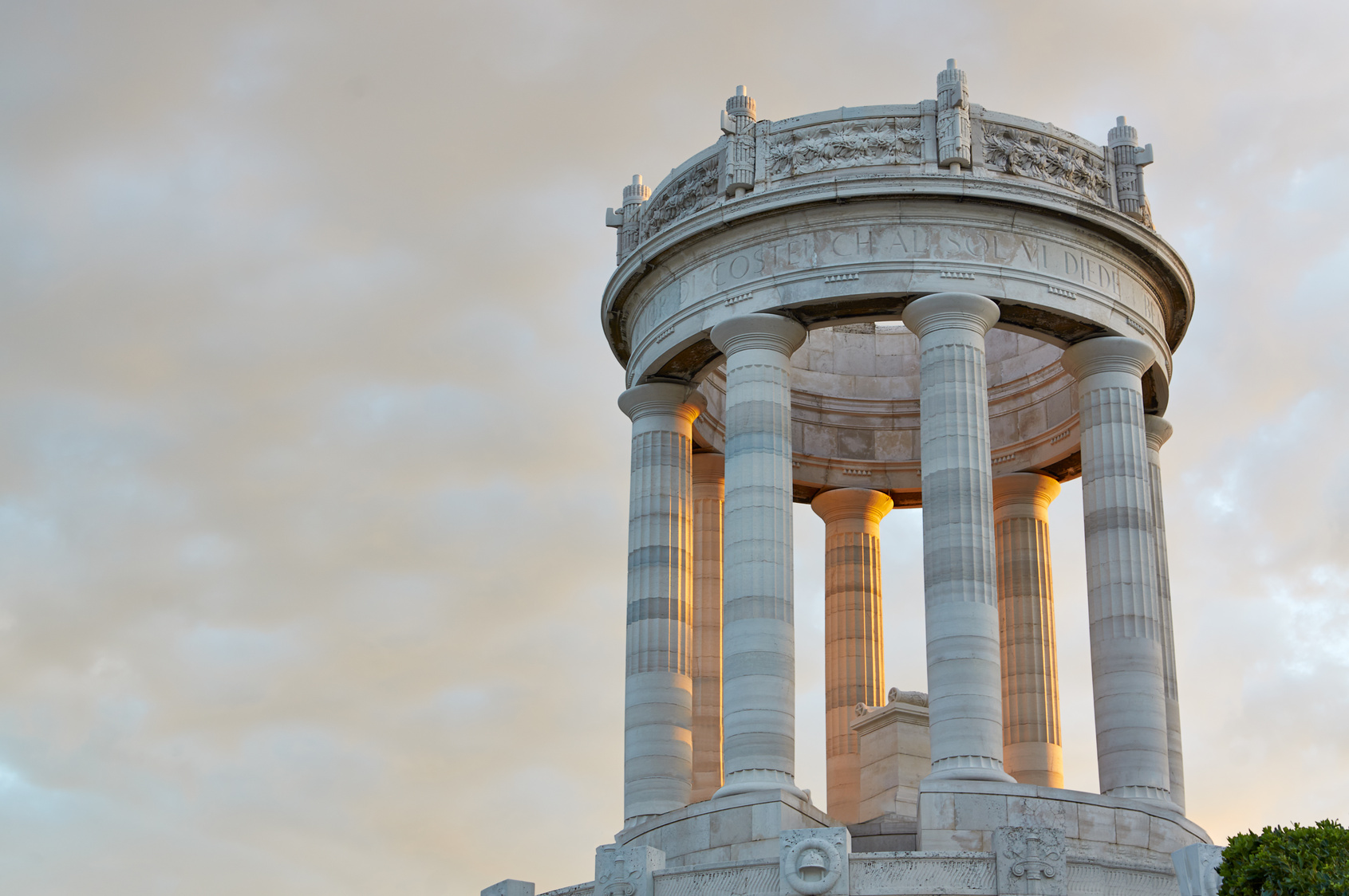 Ancona - Passetto - Il Passetto è un rione di Ancona che si affaccia sulla costa alta del promontorio su cui sorge la città. Deriva il suo nome dall'omonima spiaggia rocciosa sottostante.