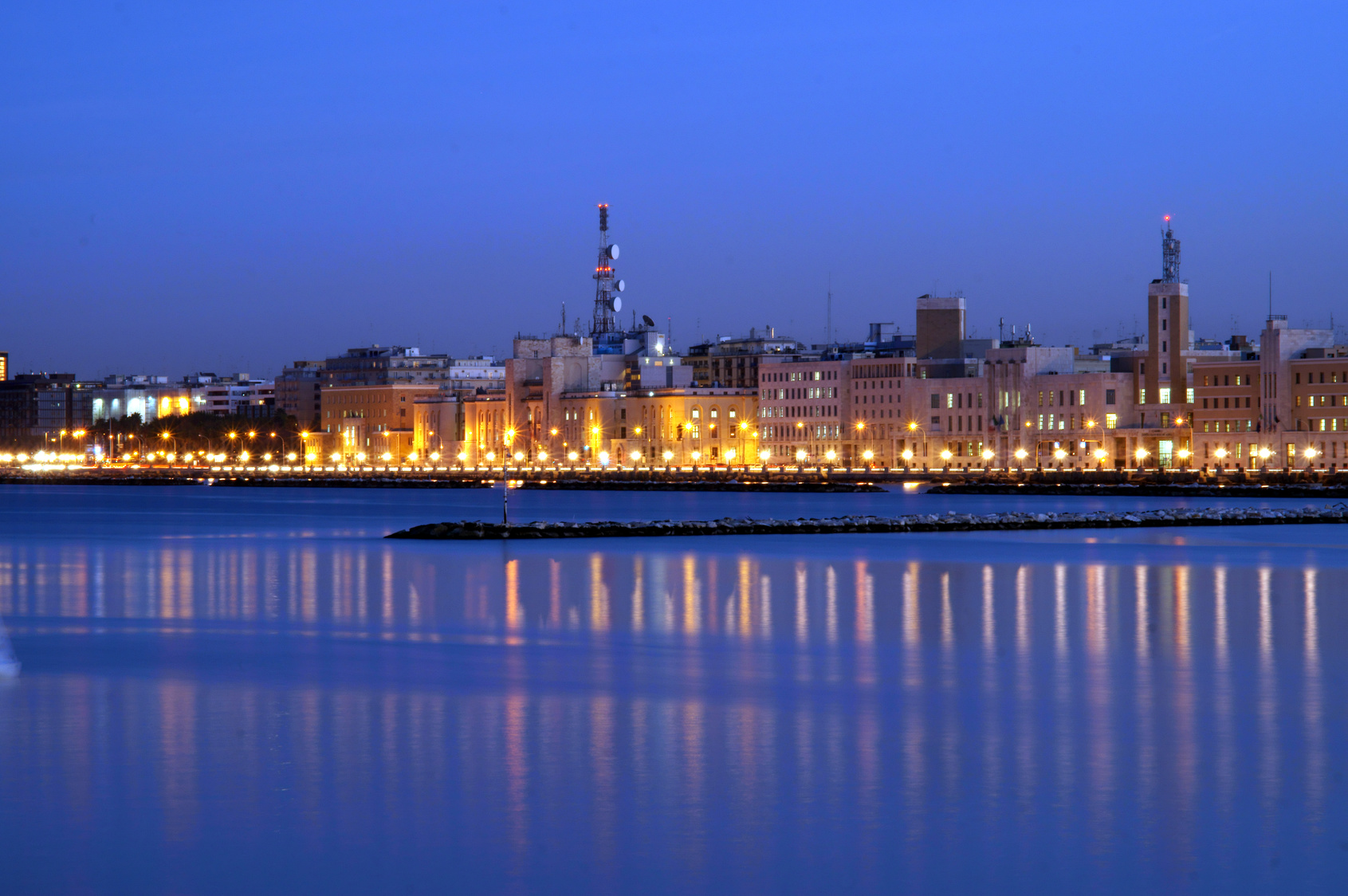 Bari con il suo lungomare illuminato - 