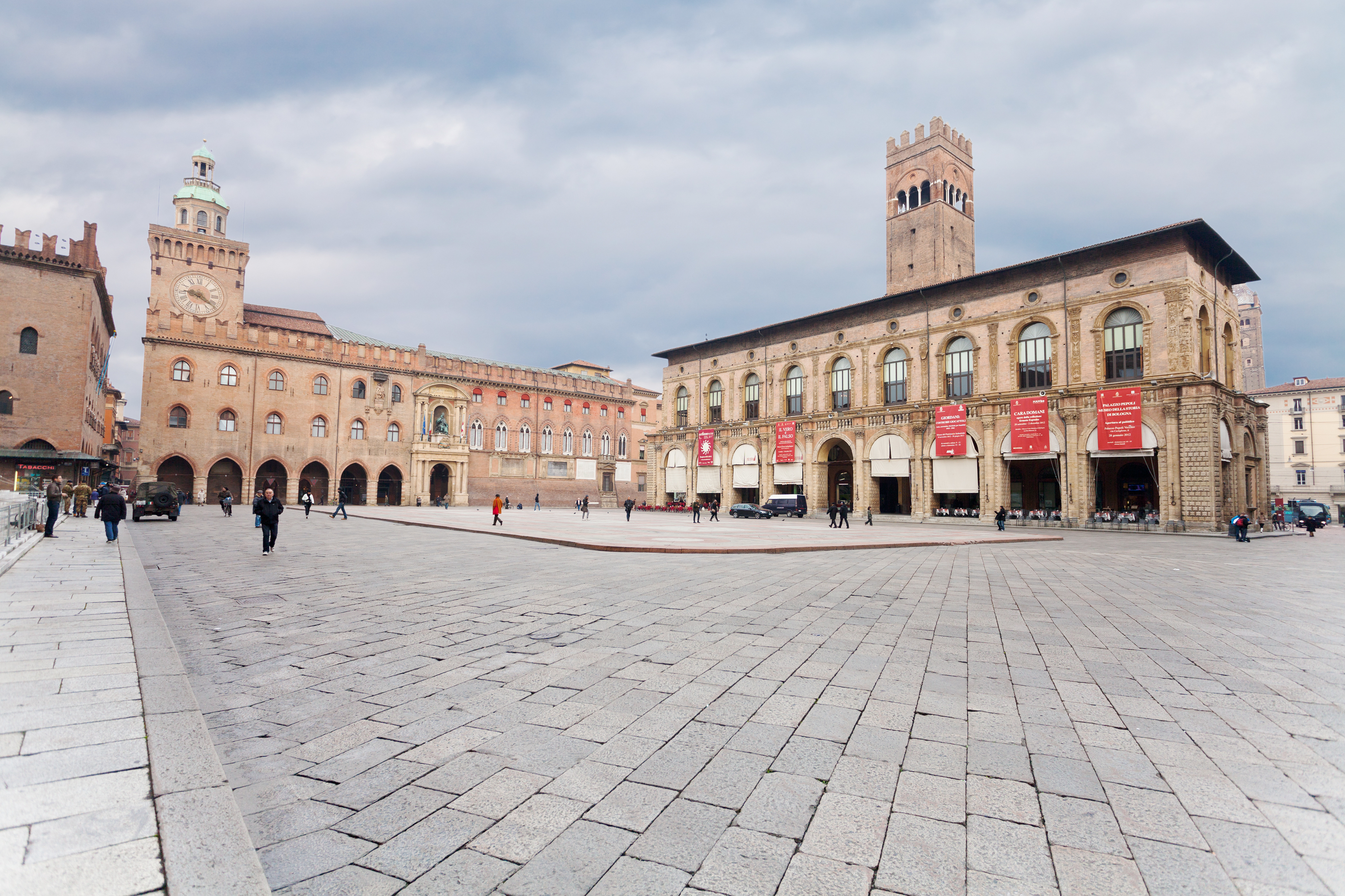 Bologna - Piazza Maggiore e Palazzo Accursio - 