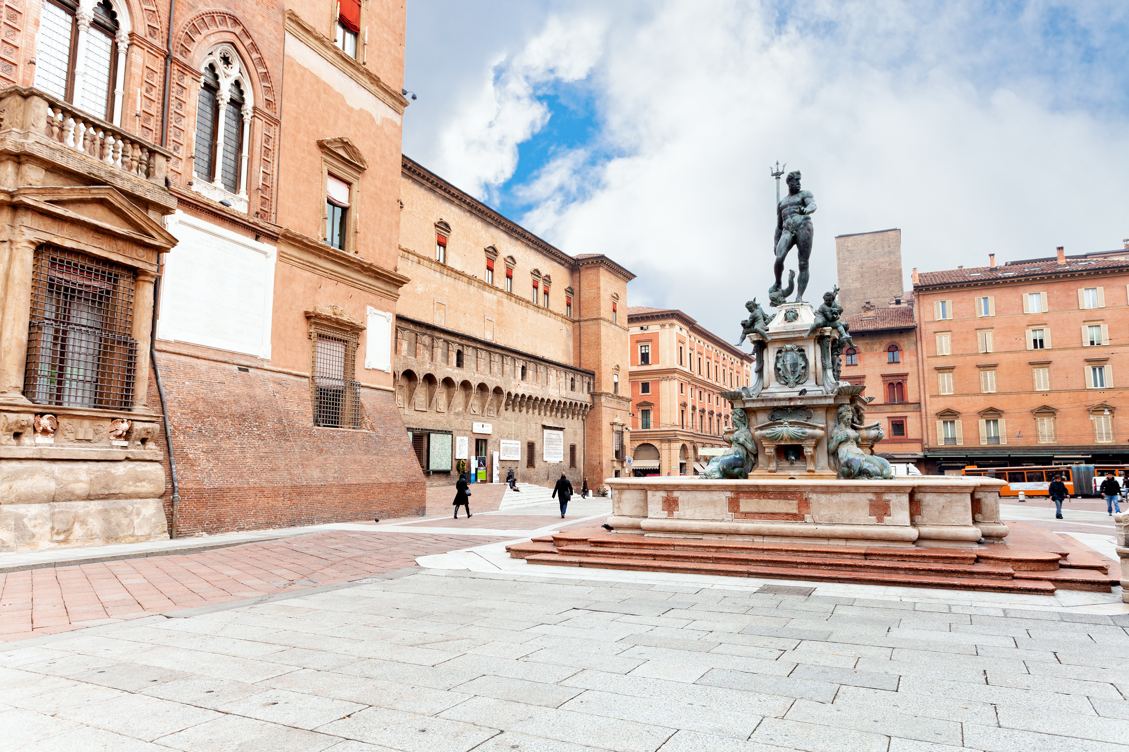 Bologna - Sala Borsa e Fontana del Nettuno - 